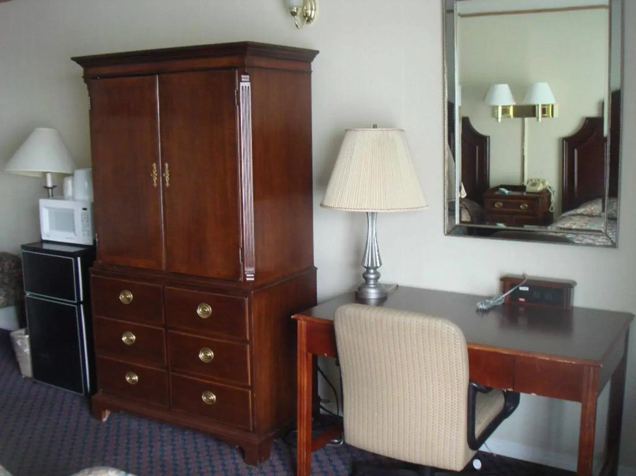 Photo of the whole room, TV/Entertainment Center in Harbor Base Inn