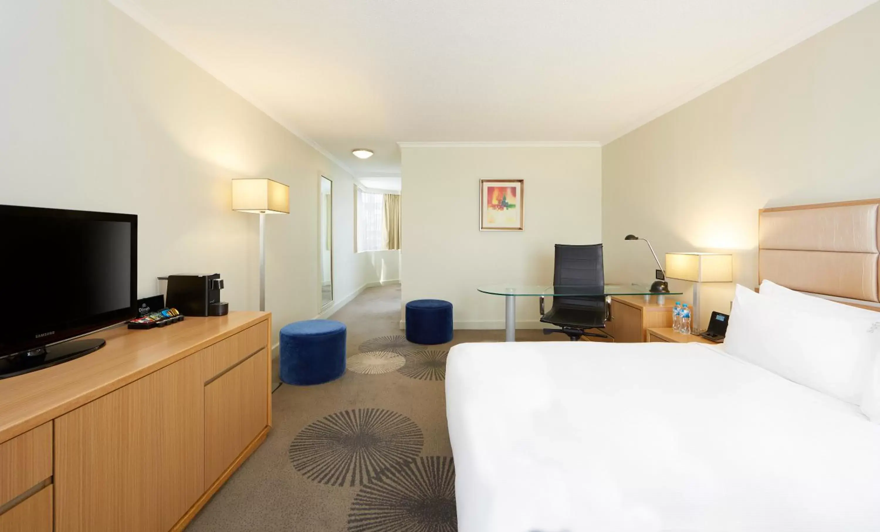 Bed, TV/Entertainment Center in Holiday Inn Parramatta, an IHG Hotel
