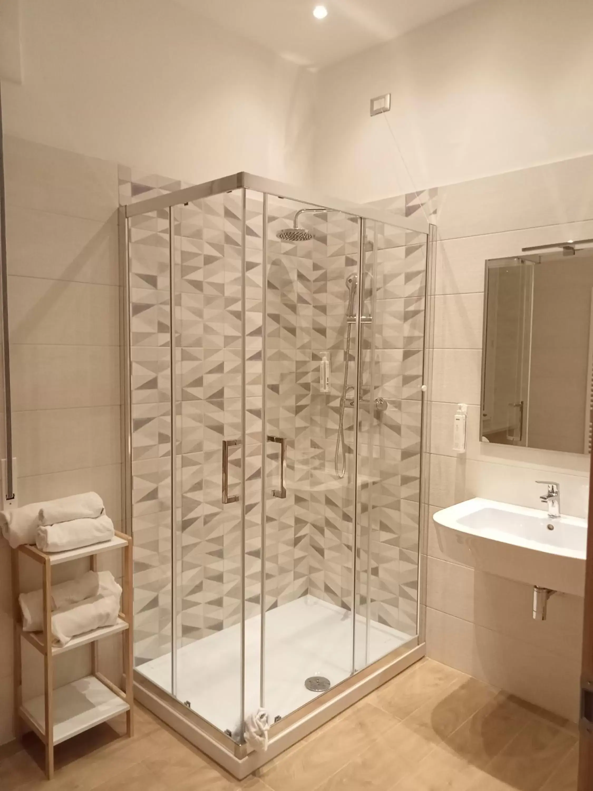 Shower, Bathroom in Hotel Porta Rivera