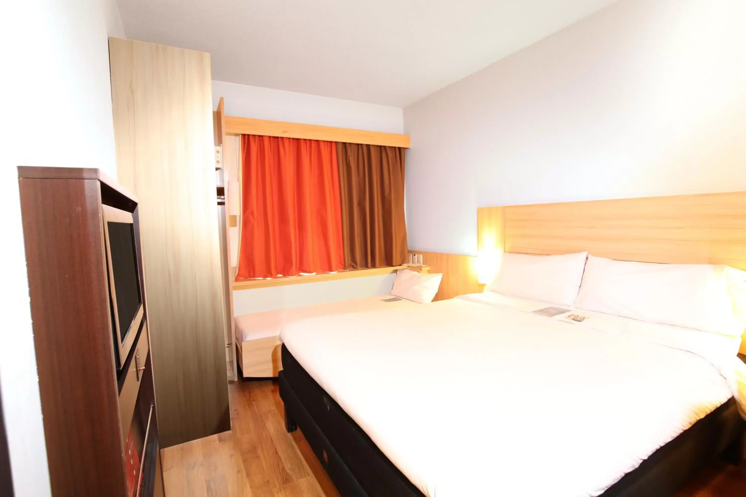 Photo of the whole room, Bed in ibis Santiago Providencia