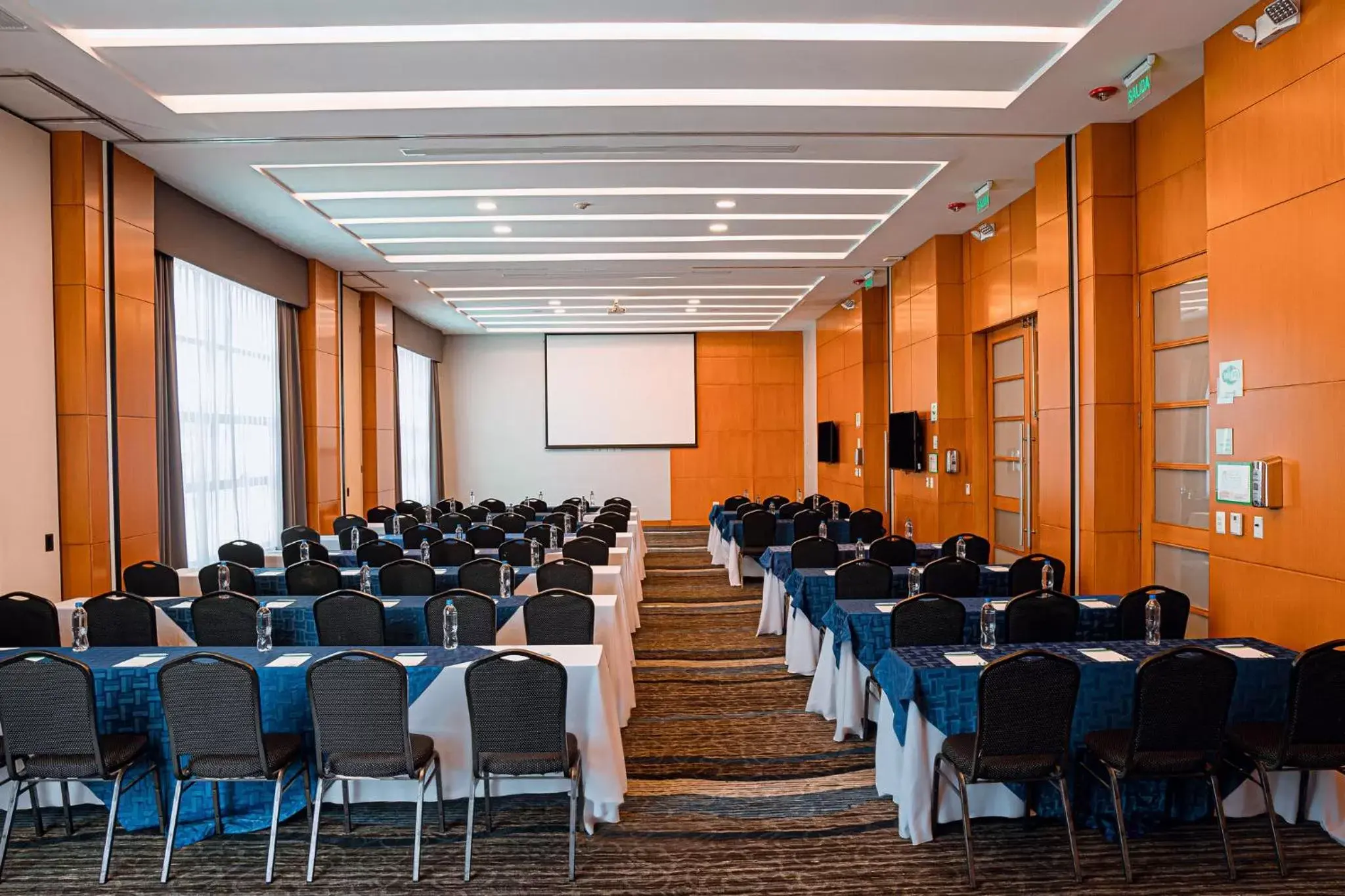 Meeting/conference room in Holiday Inn Guayaquil Airport, an IHG Hotel