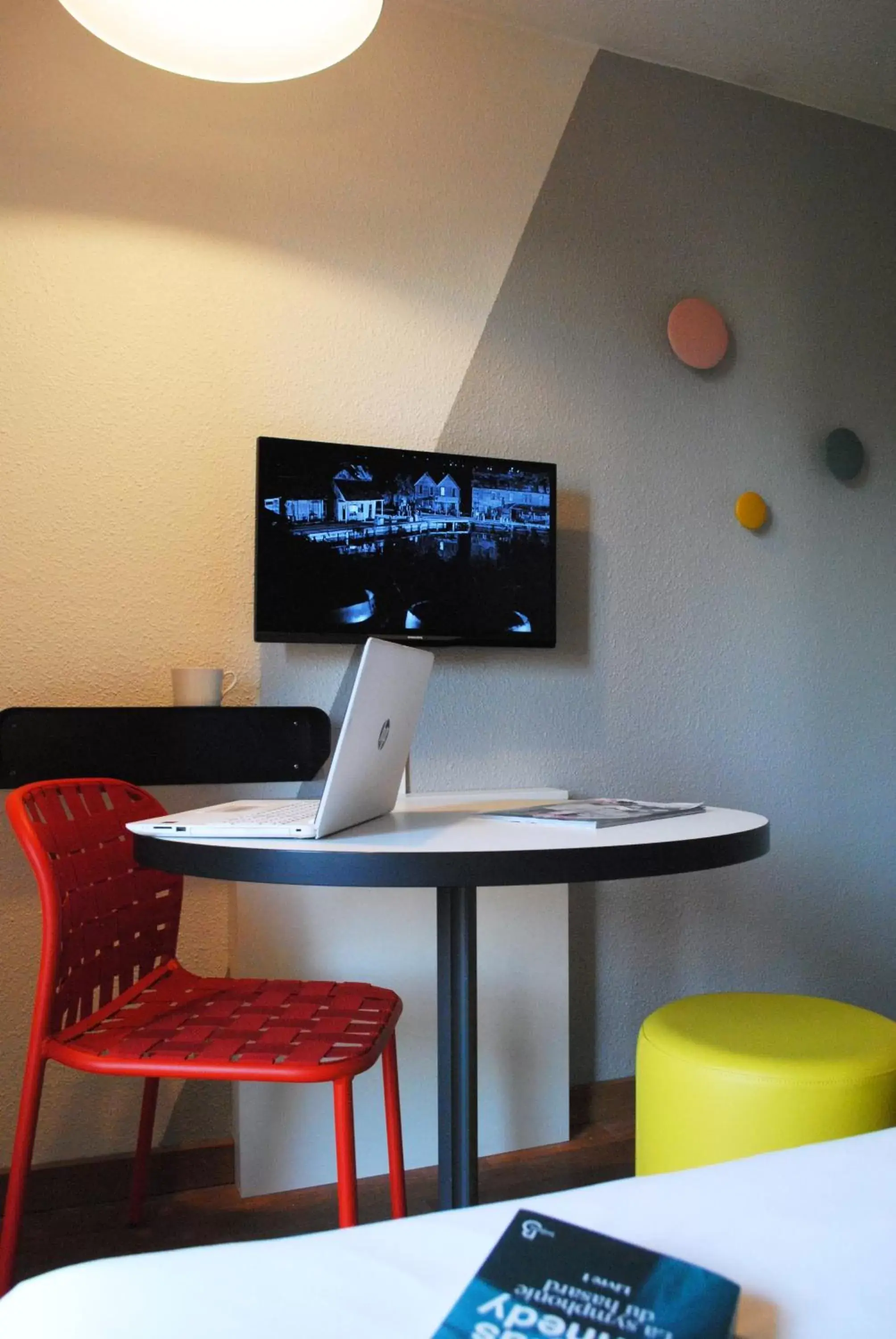 TV and multimedia, TV/Entertainment Center in ibis Hyeres Centre