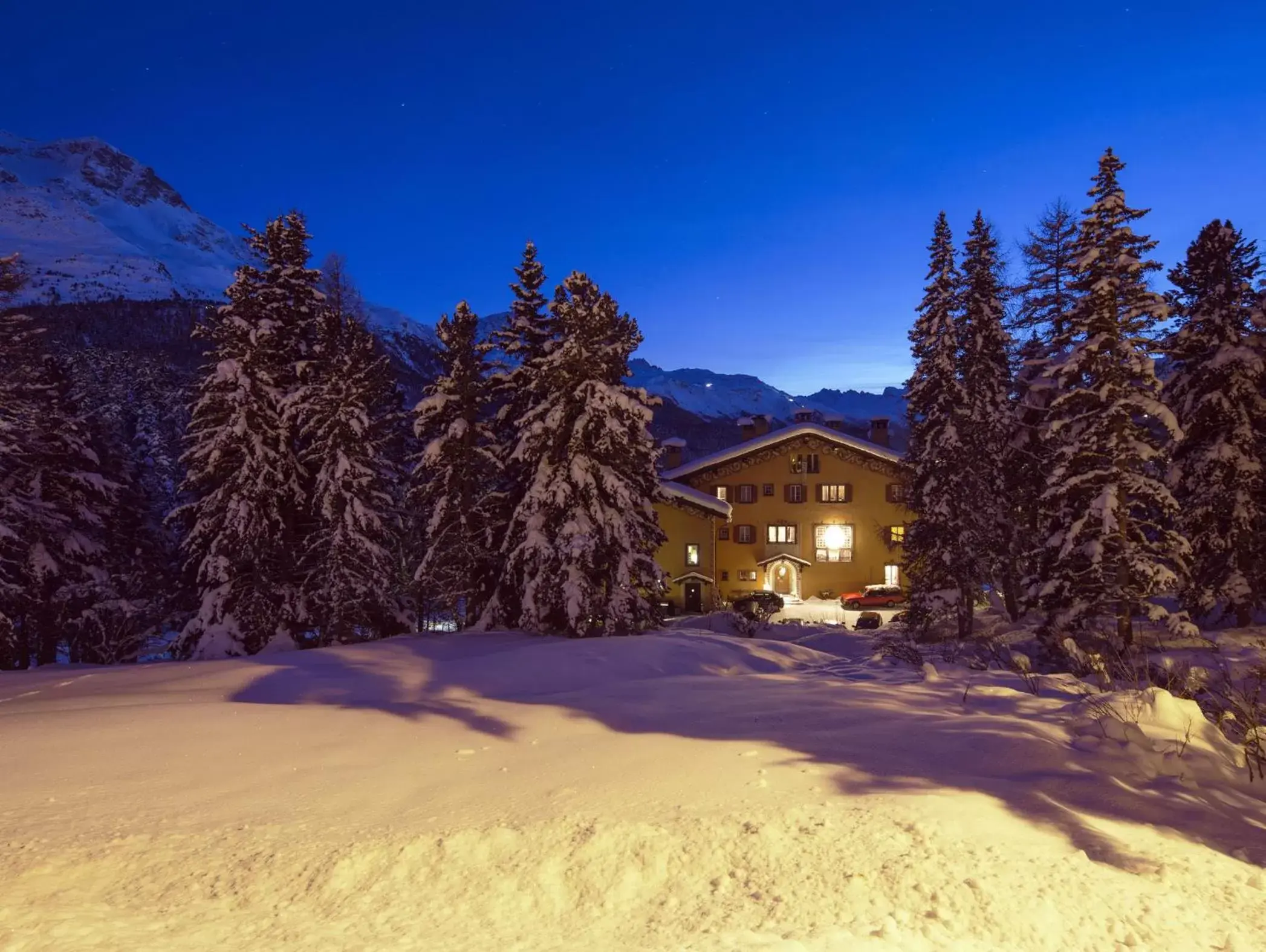 Facade/entrance, Winter in Hotel Chesa Spuondas