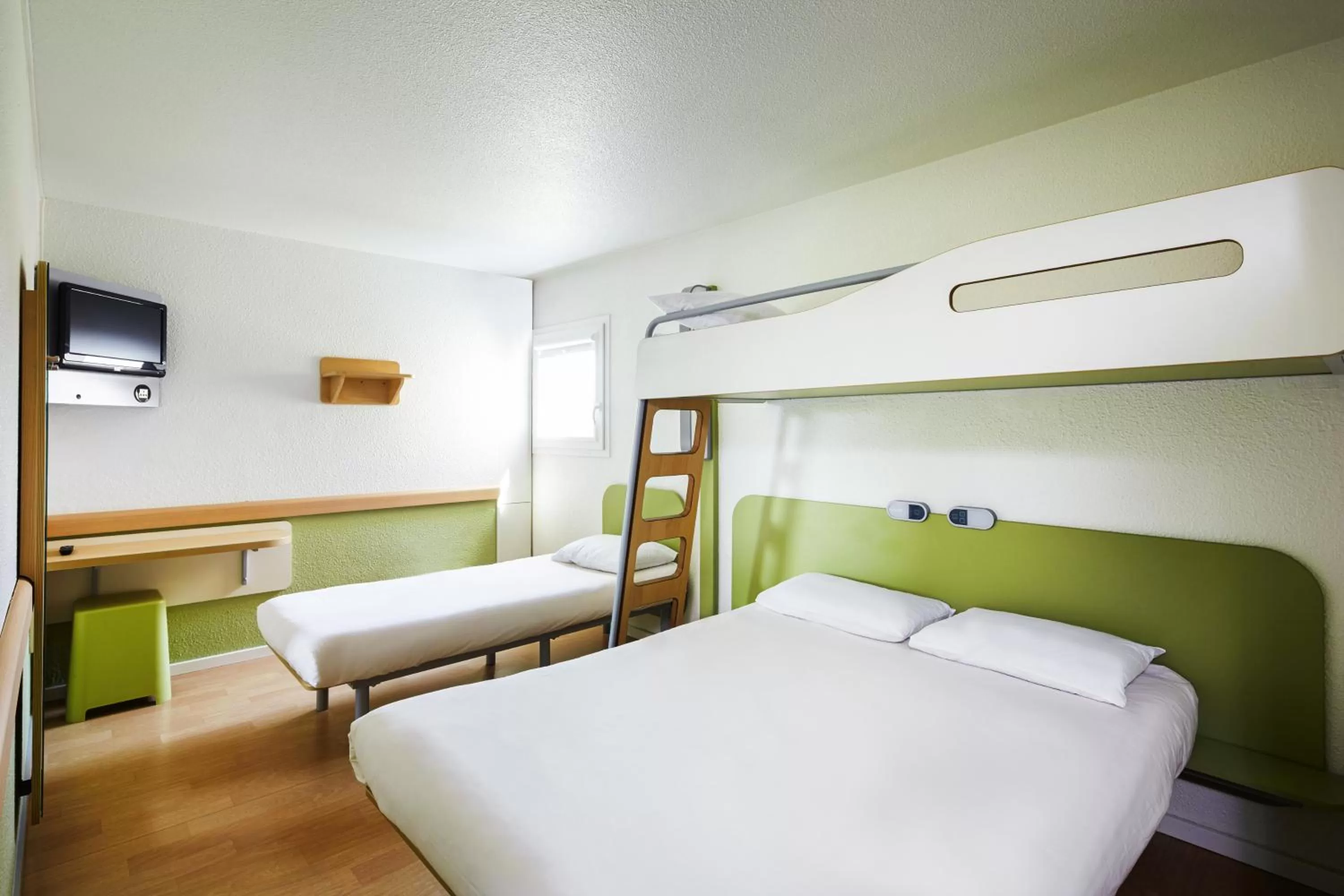 Bedroom, Bed in ibis budget Chartres