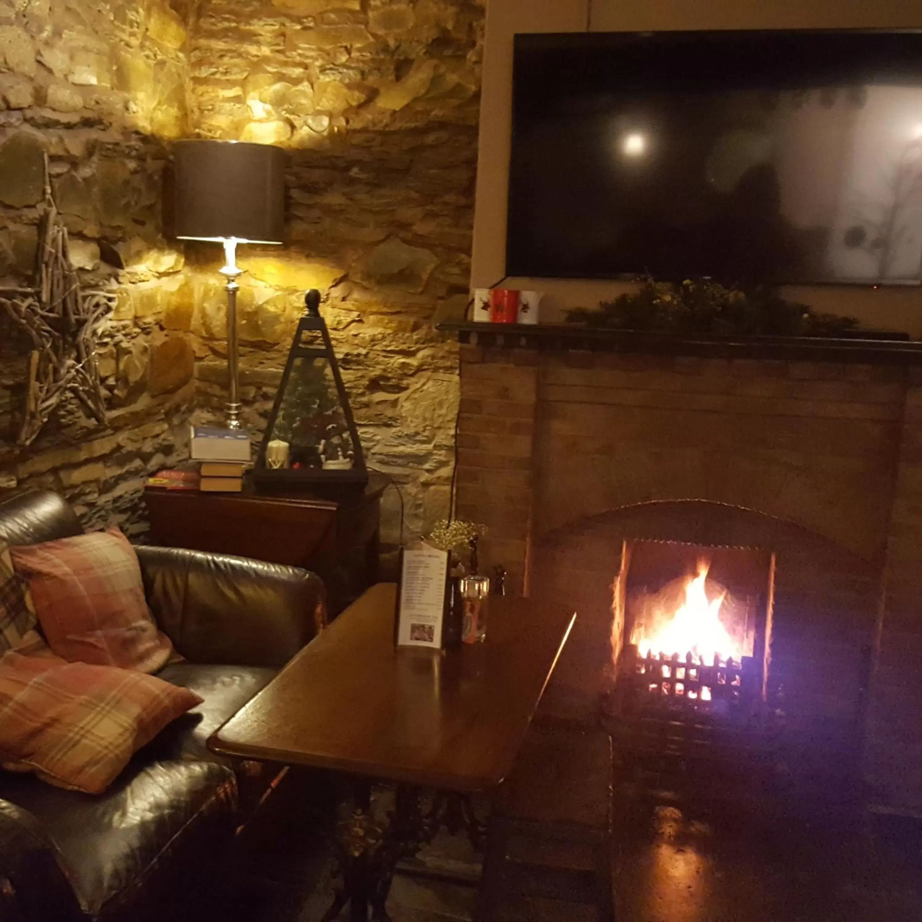 Lounge or bar, TV/Entertainment Center in The Blue Boar