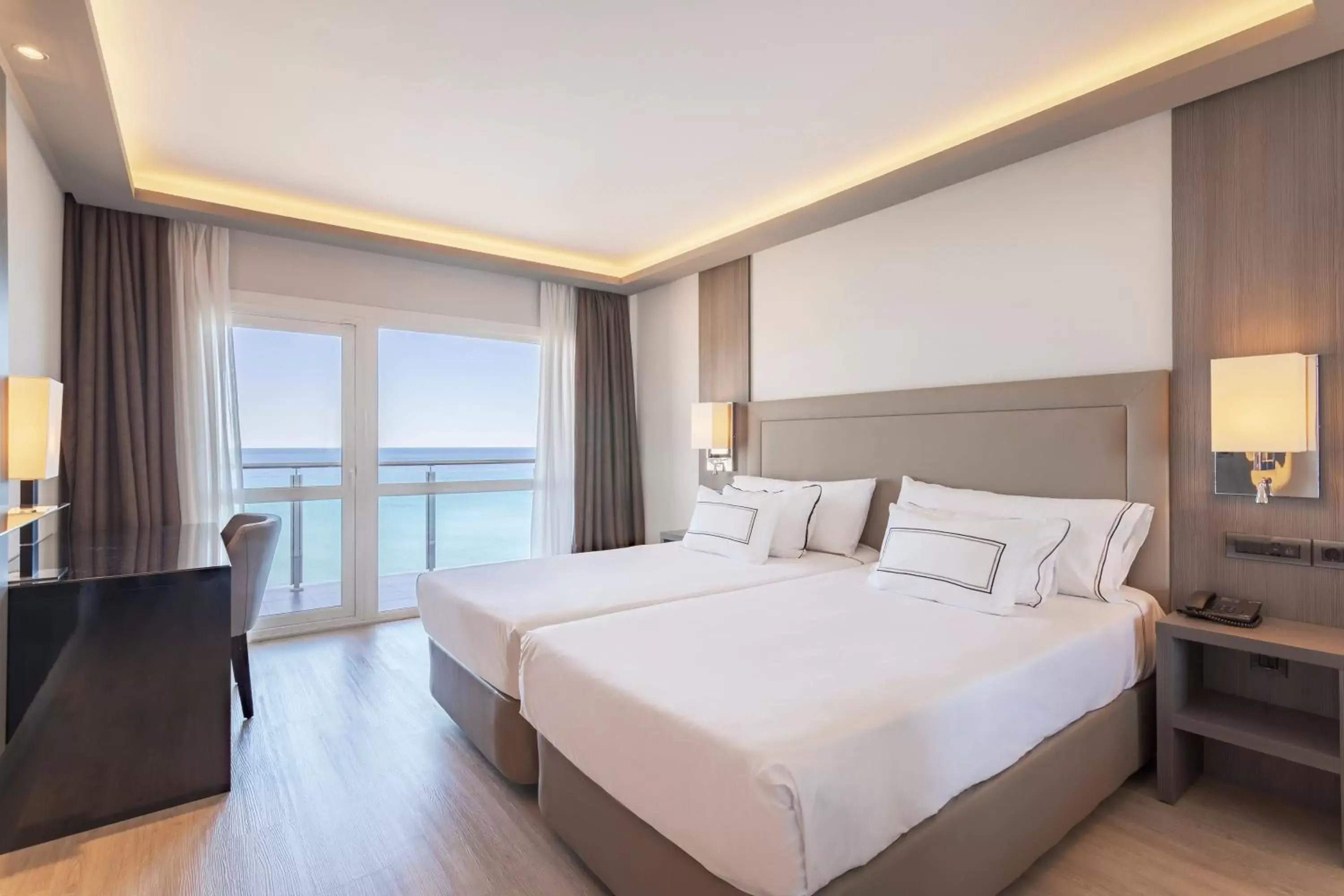 Photo of the whole room, Bed in Melia Alicante