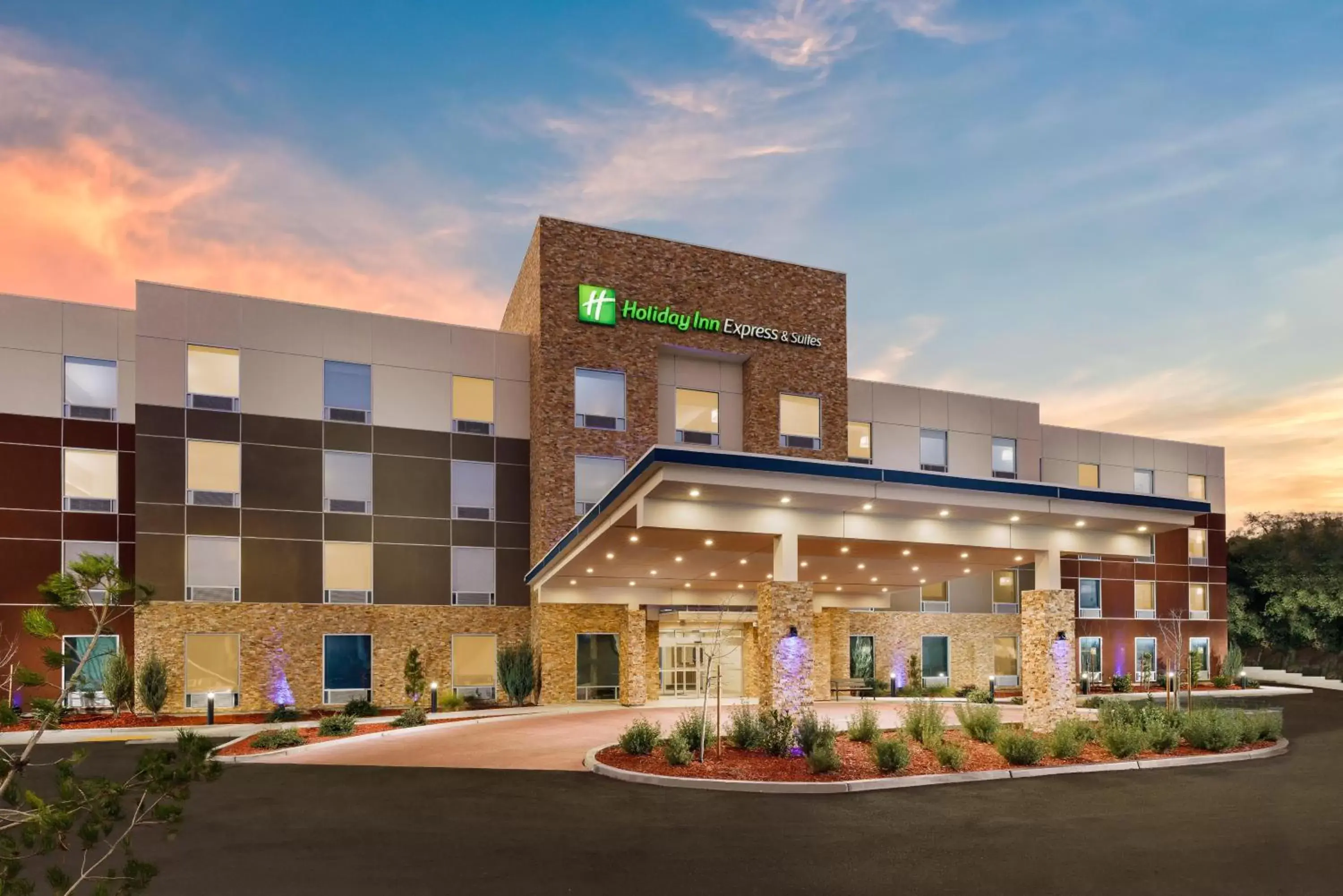 Property Building in Holiday Inn Express & Suites Oakhurst-Yosemite Park Area, an IHG Hotel