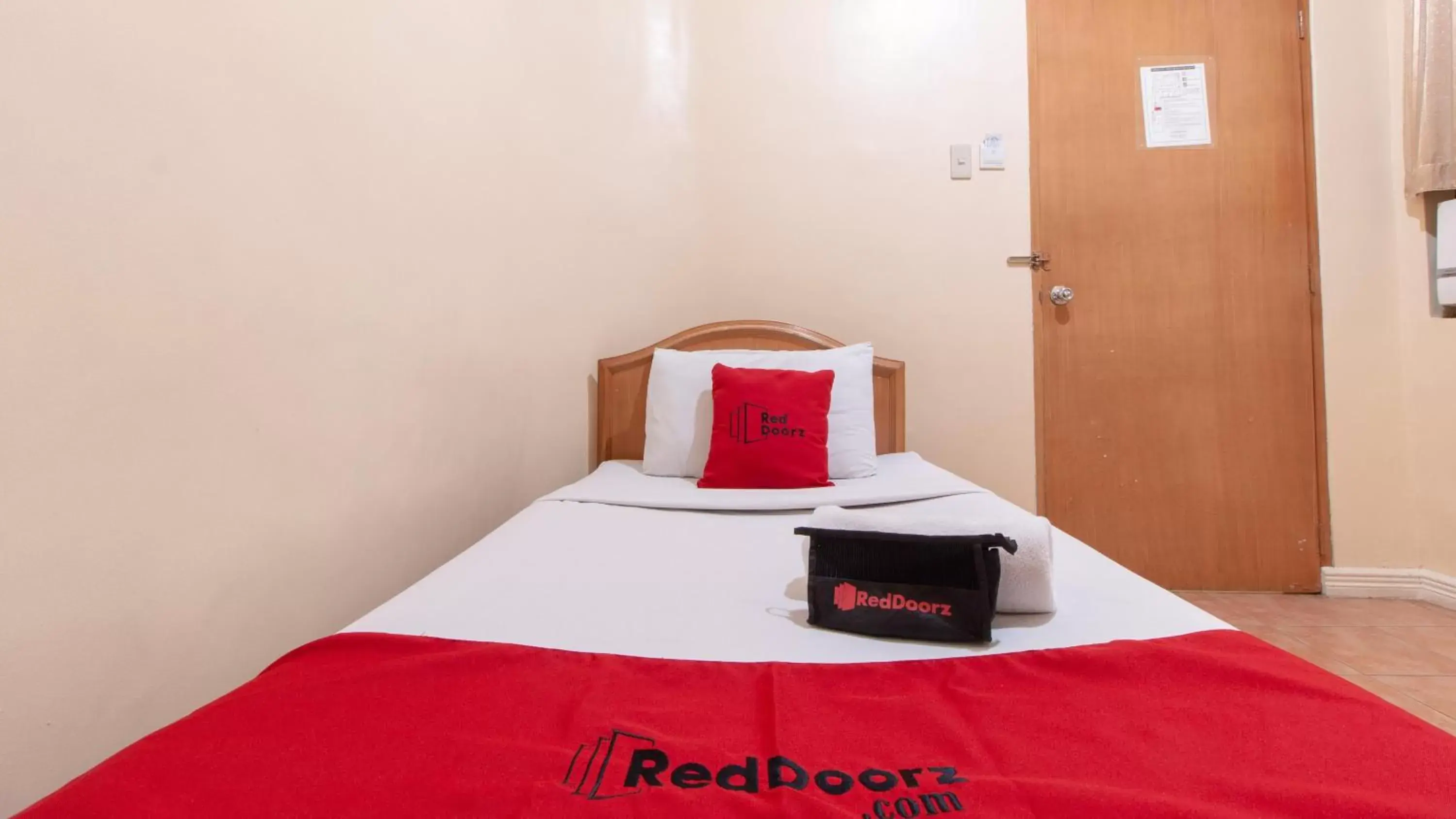 Photo of the whole room, Bed in RedDoorz @ Downtown Tacloban