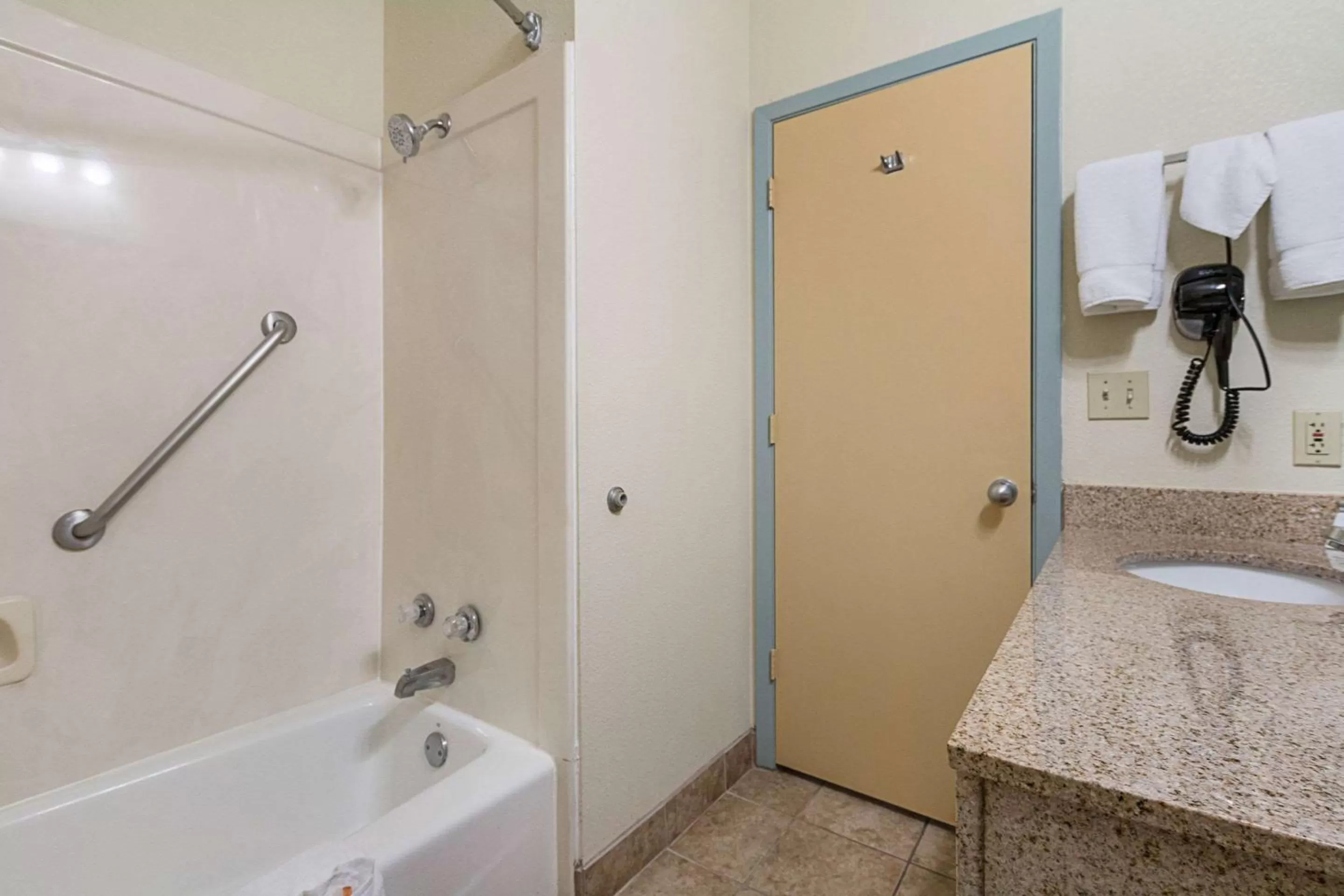 Photo of the whole room in Quality Suites Temple I-35