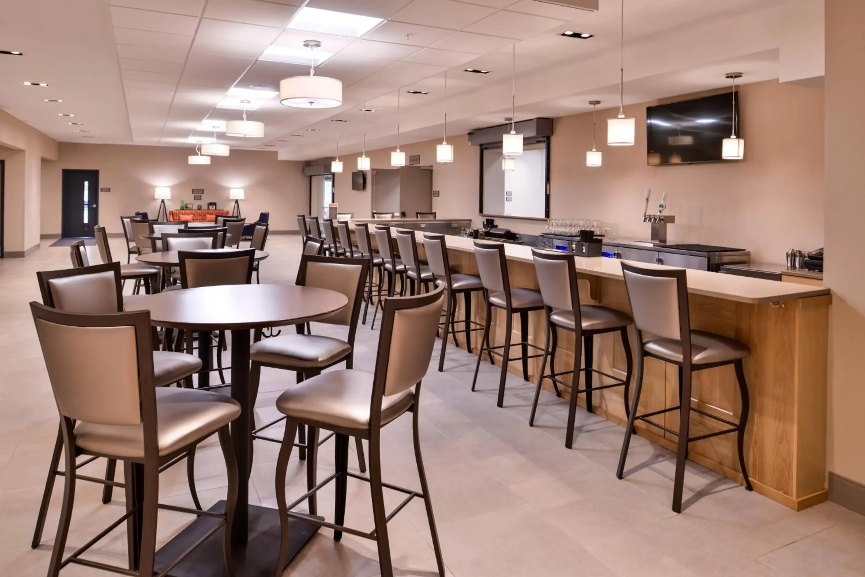 Lounge or bar, Restaurant/Places to Eat in Country Inn & Suites by Radisson, Ft. Atkinson, WI