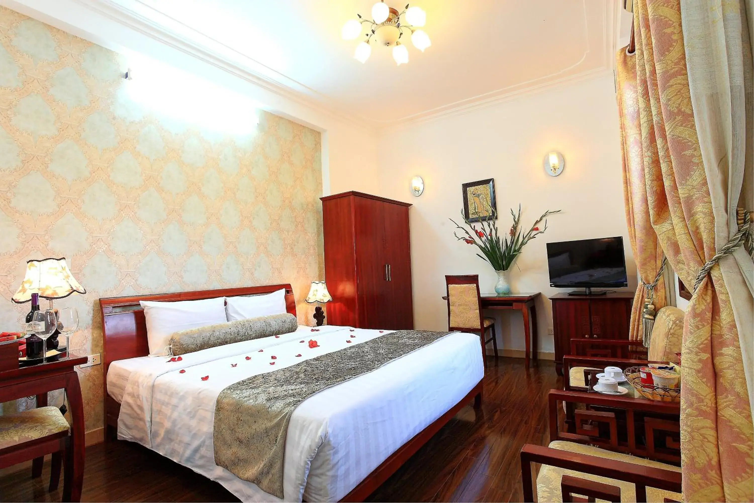 Bed in Hanoi Luxury Hotel