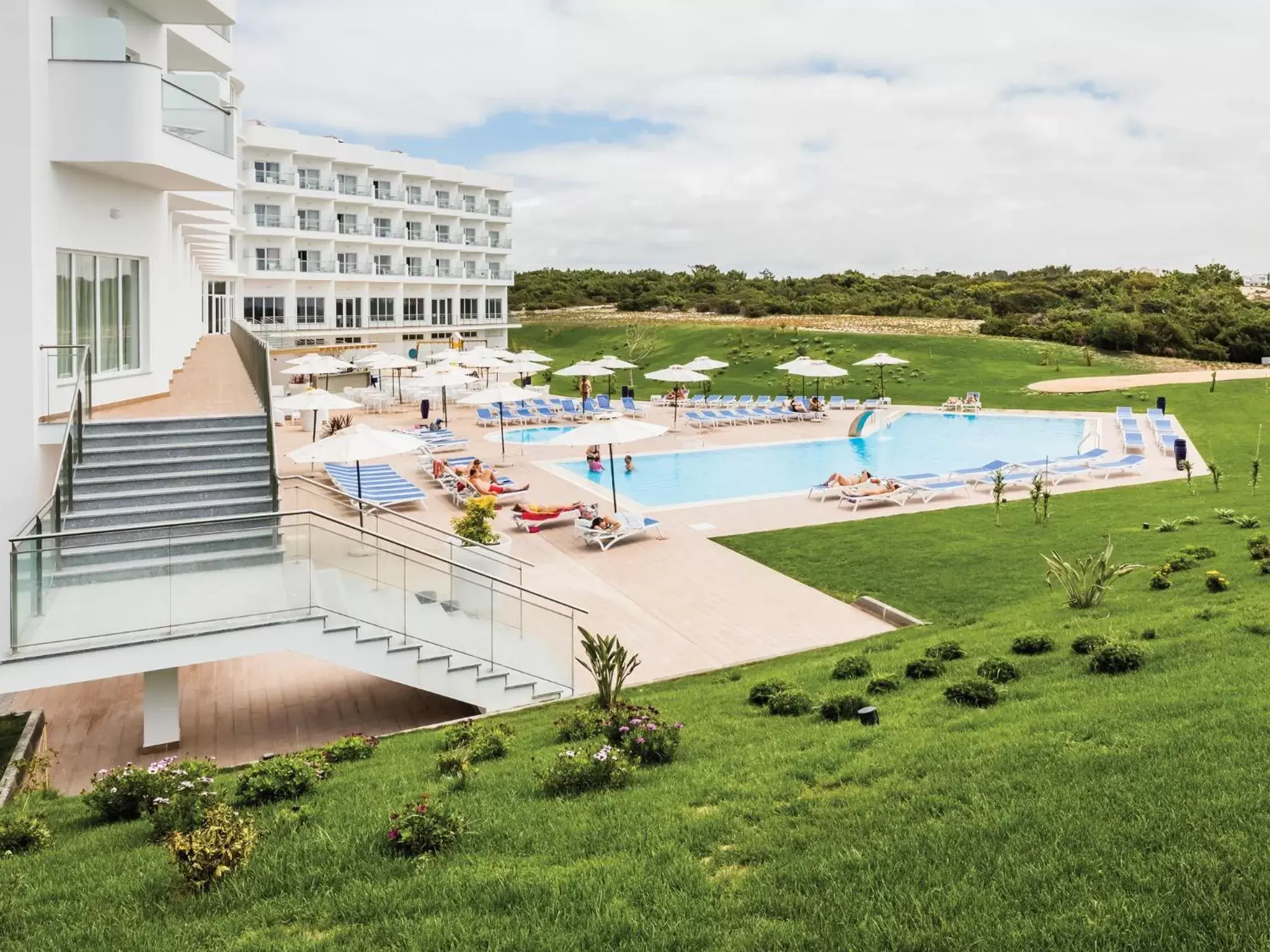 Facade/entrance, Pool View in MH Peniche