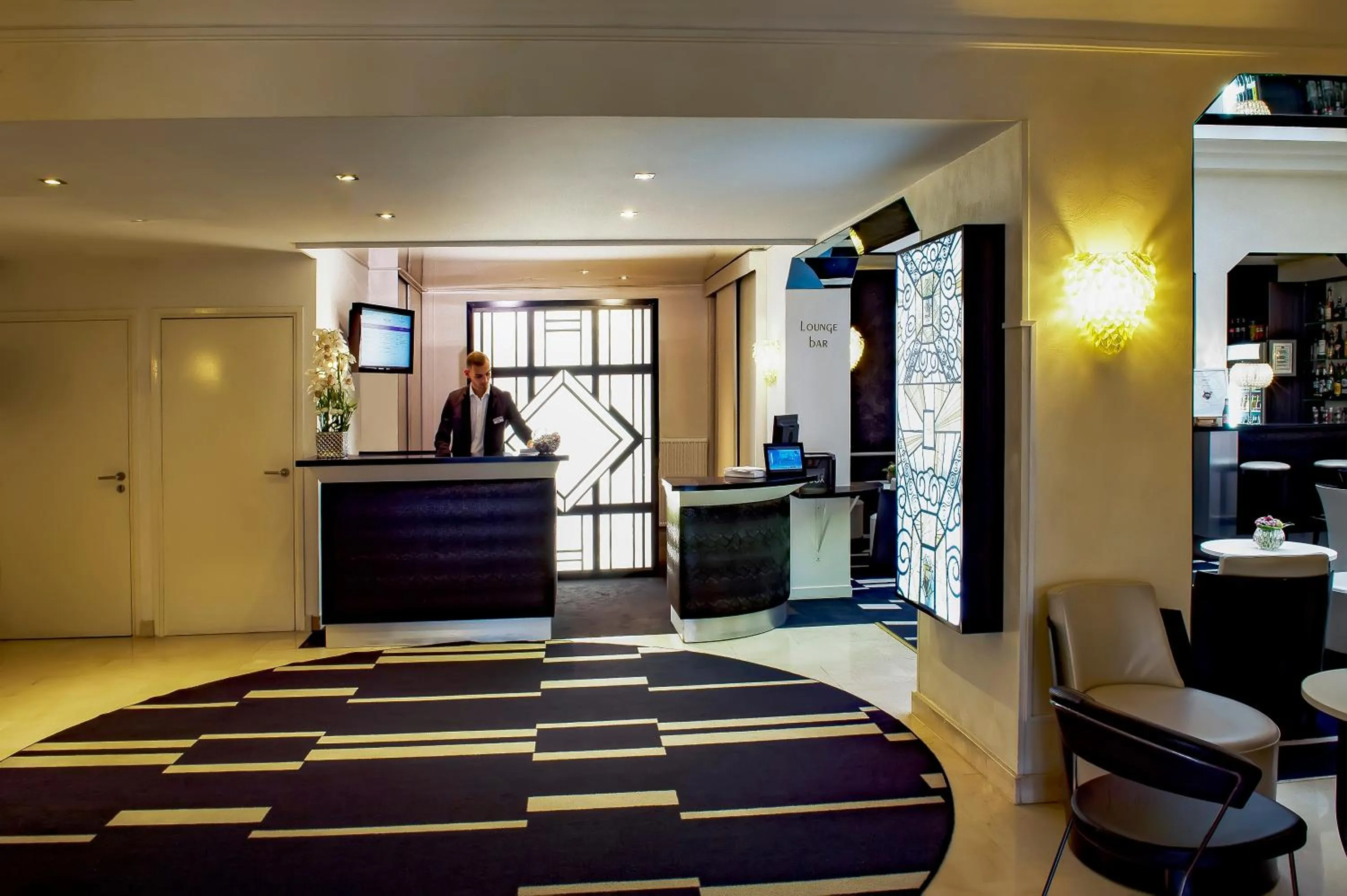 Lobby or reception, Bed in Mercure Paris Opéra Faubourg Montmartre