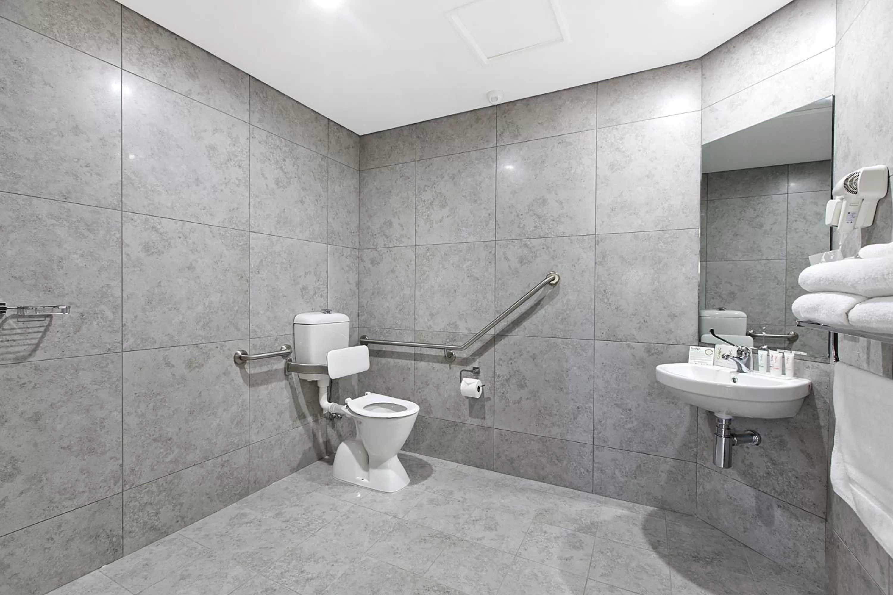 Bathroom in Argus Hotel Darwin