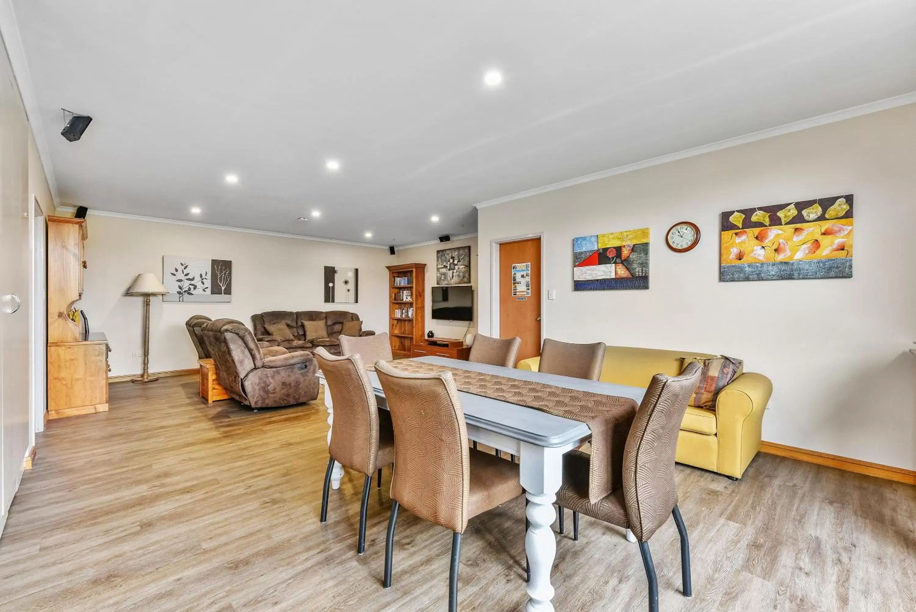 Living room, Dining Area in Southgate Motel