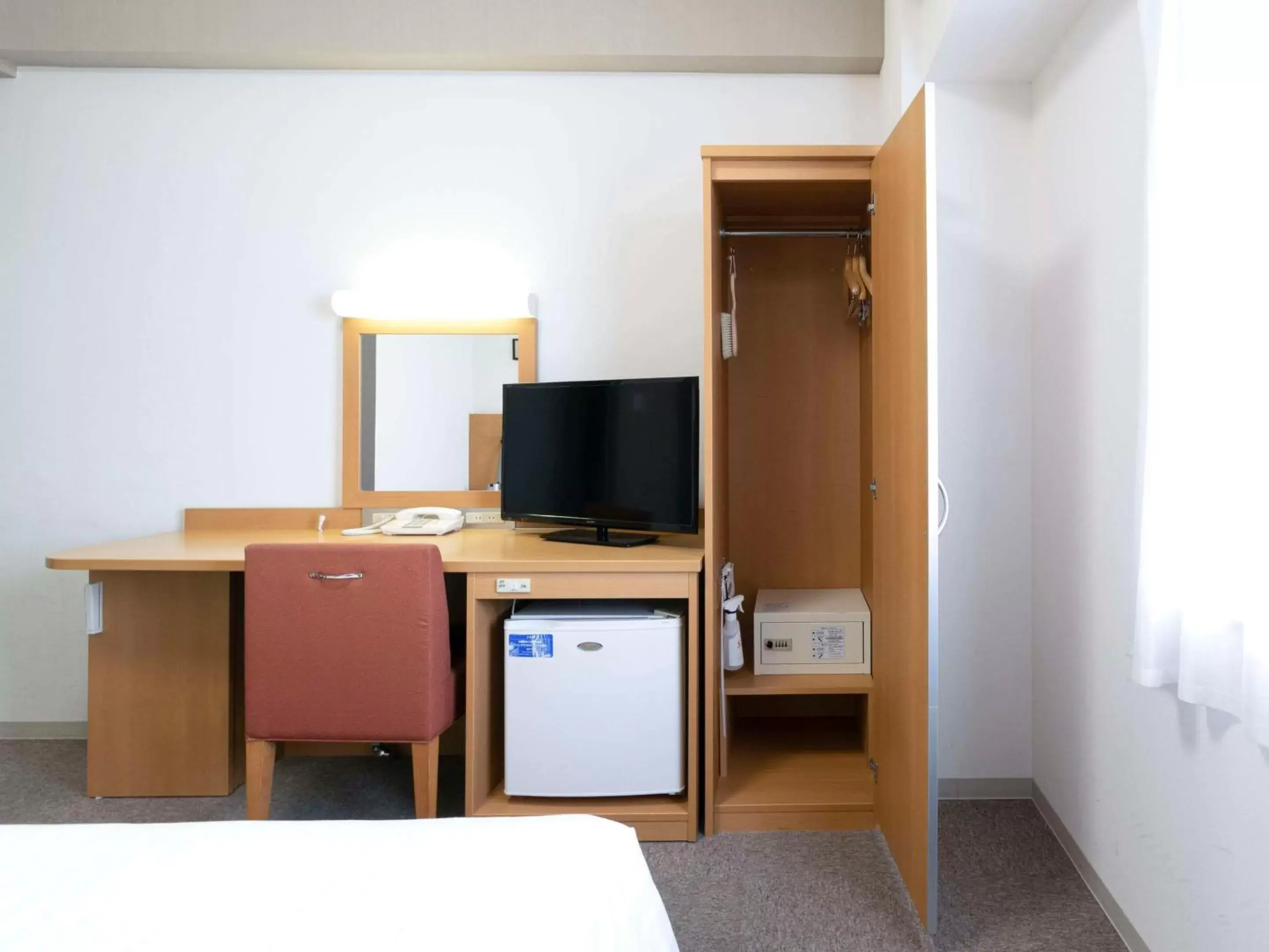 Bedroom, TV/Entertainment Center in Comfort Hotel Central International Airport