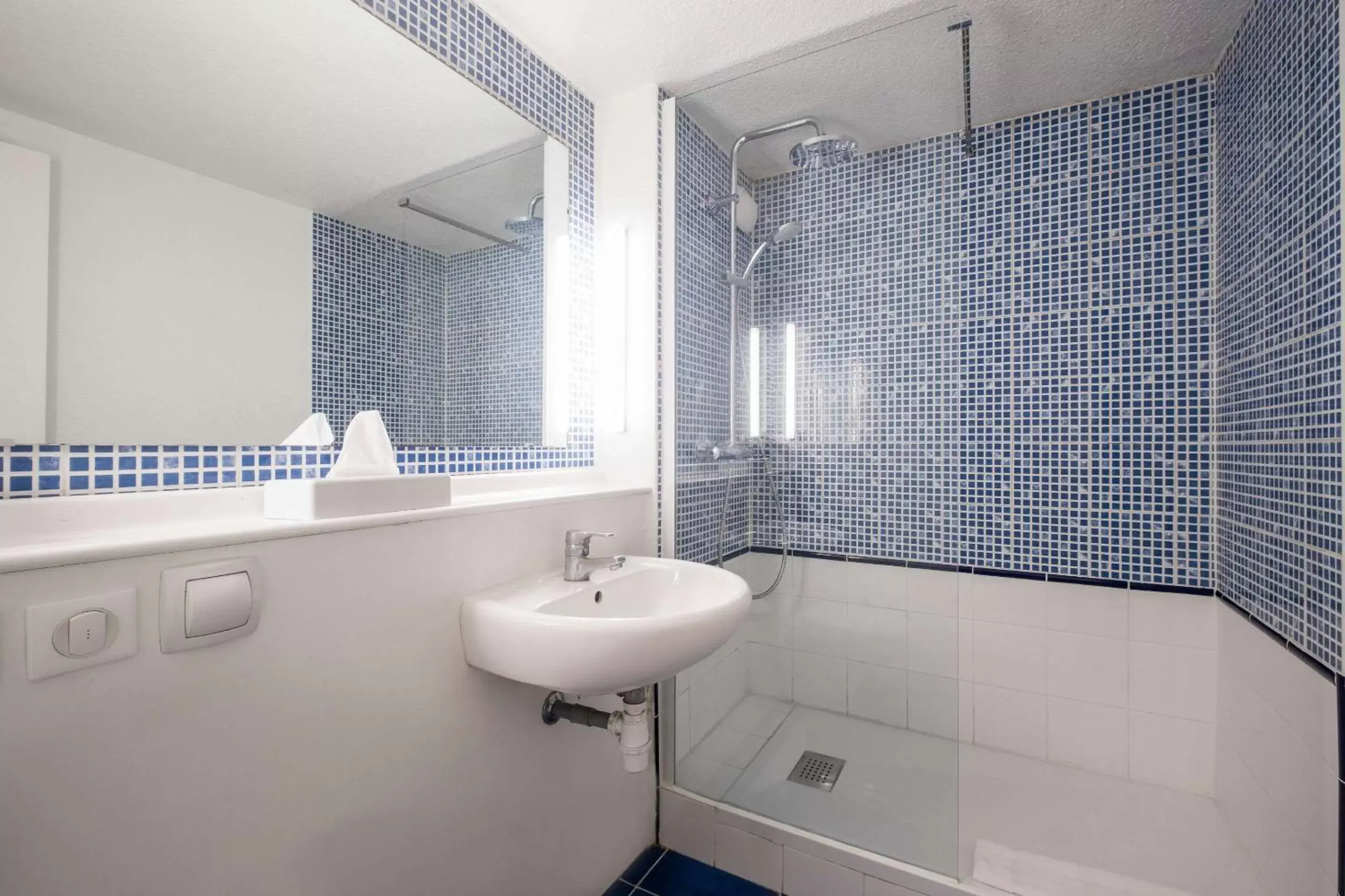 Bathroom in Comfort Hotel Rungis - Orly
