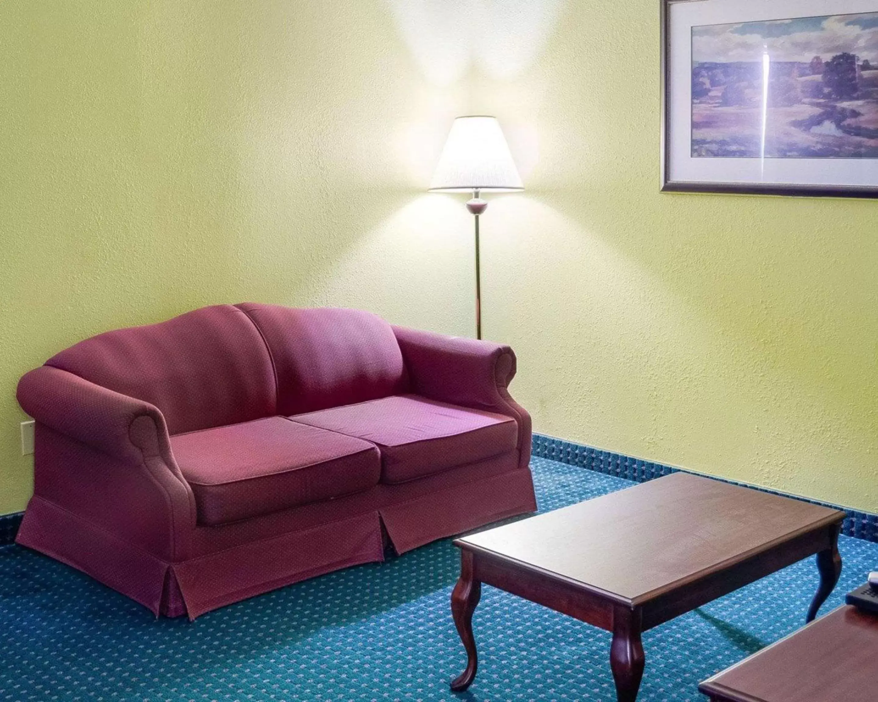 Photo of the whole room, Seating Area in Econo Lodge Canton I-55