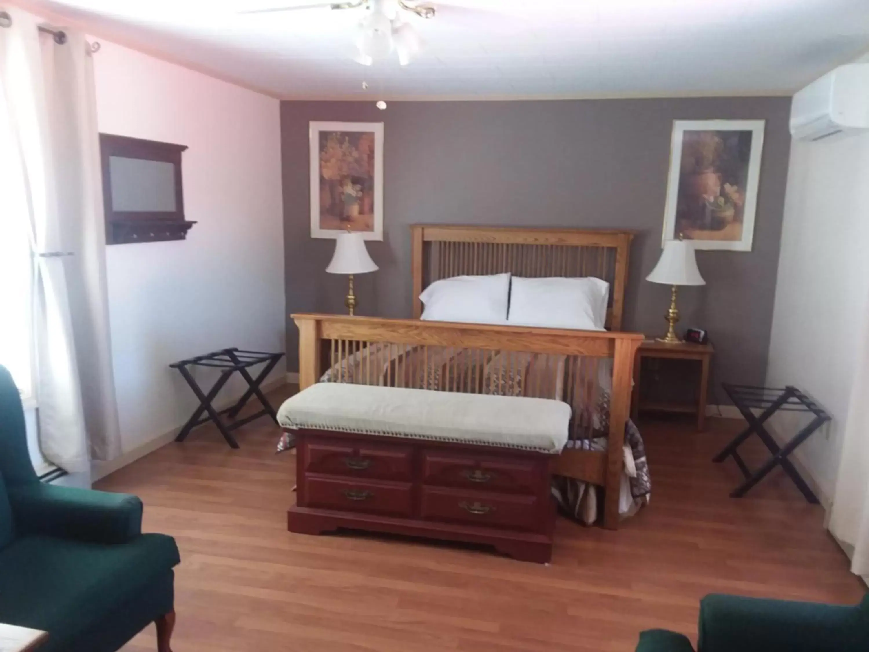 Bedroom, Bed in Boardwalk Inn