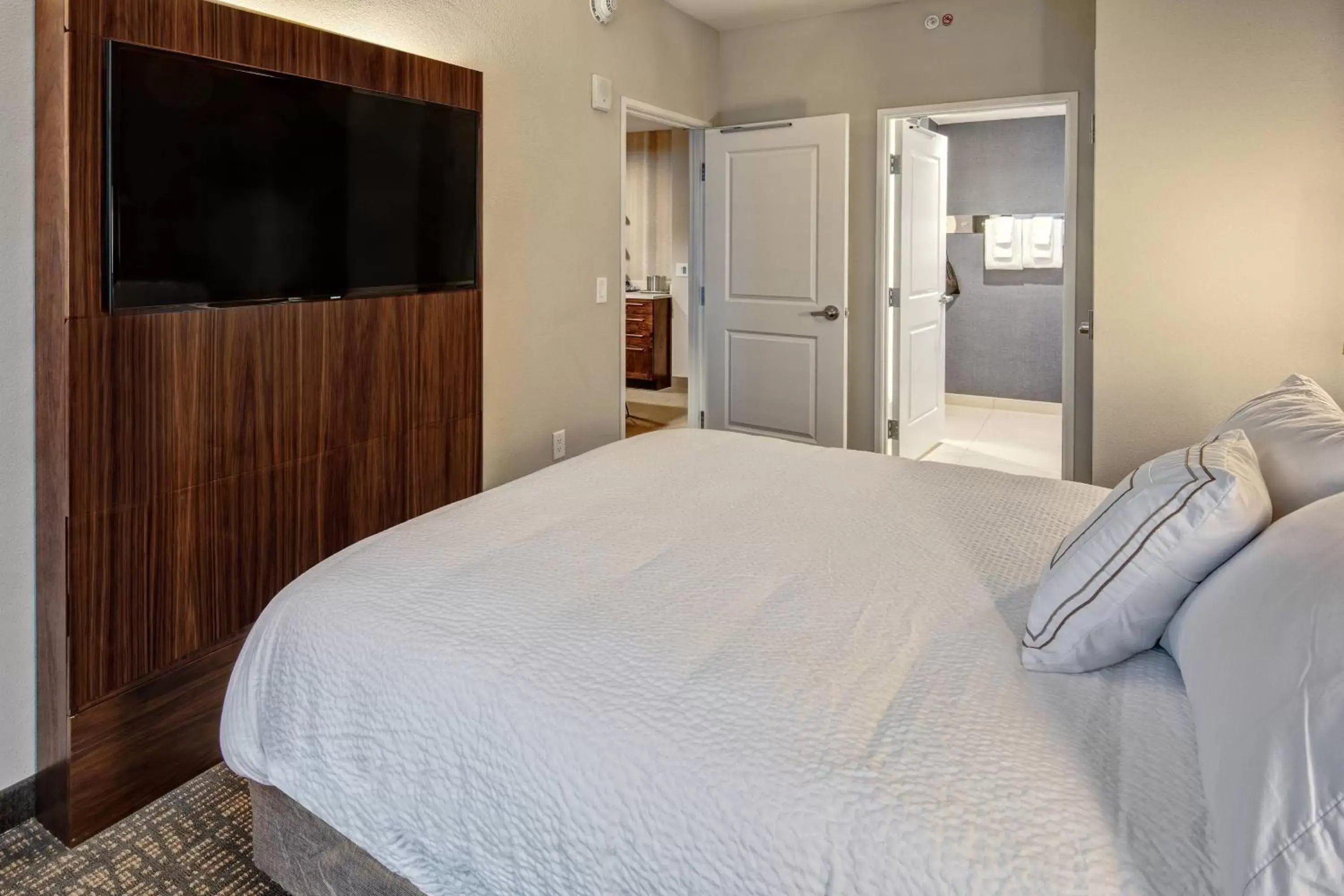 Bedroom, TV/Entertainment Center in Residence Inn by Marriott Nashville Green Hills