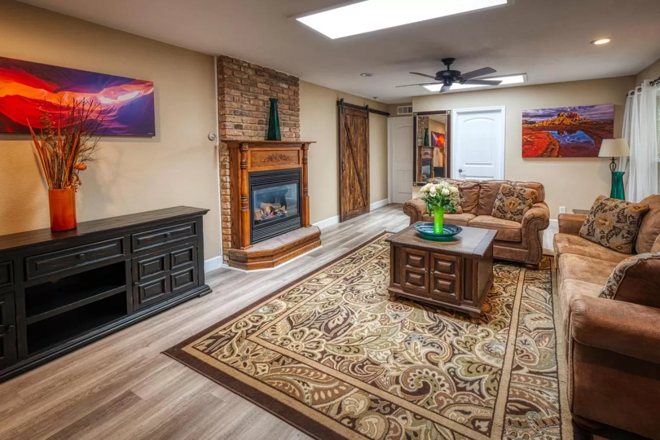 Living room in Lantern Light Inn - Romantic Getaway