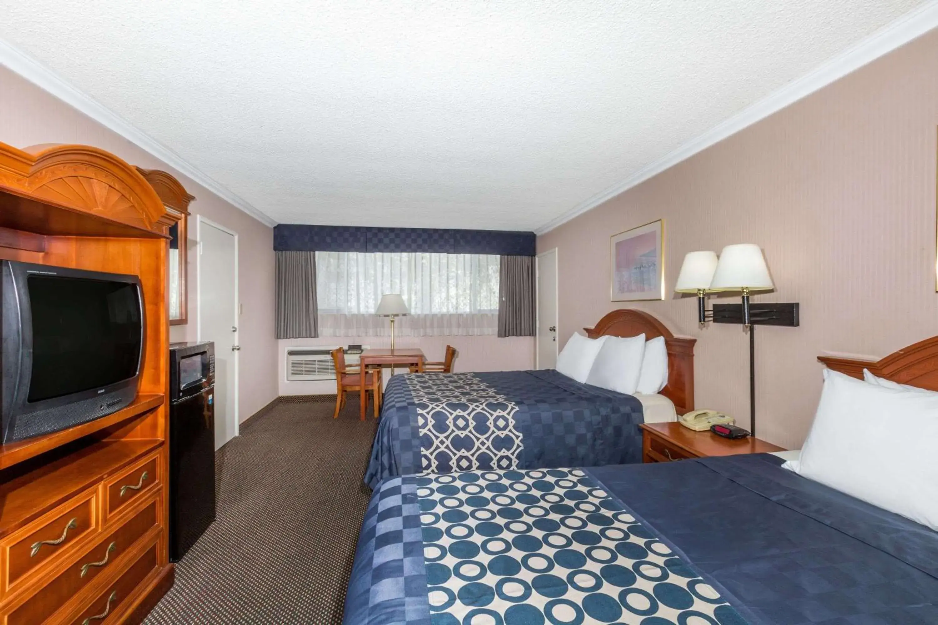 Photo of the whole room, Bed in Days Inn by Wyndham Los Angeles LAX/VeniceBch/Marina DelRay