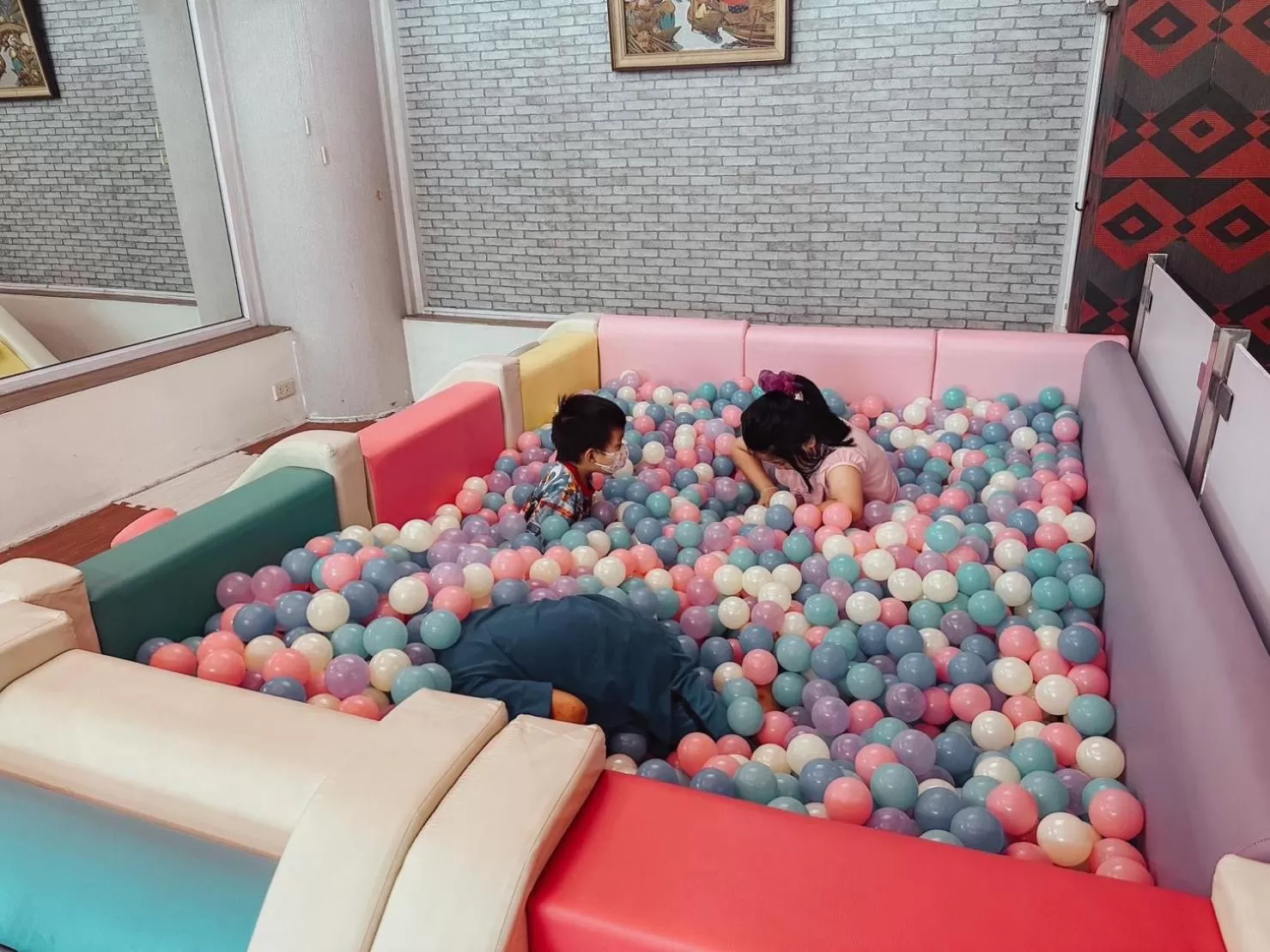 children in Hotel De Khuvieng