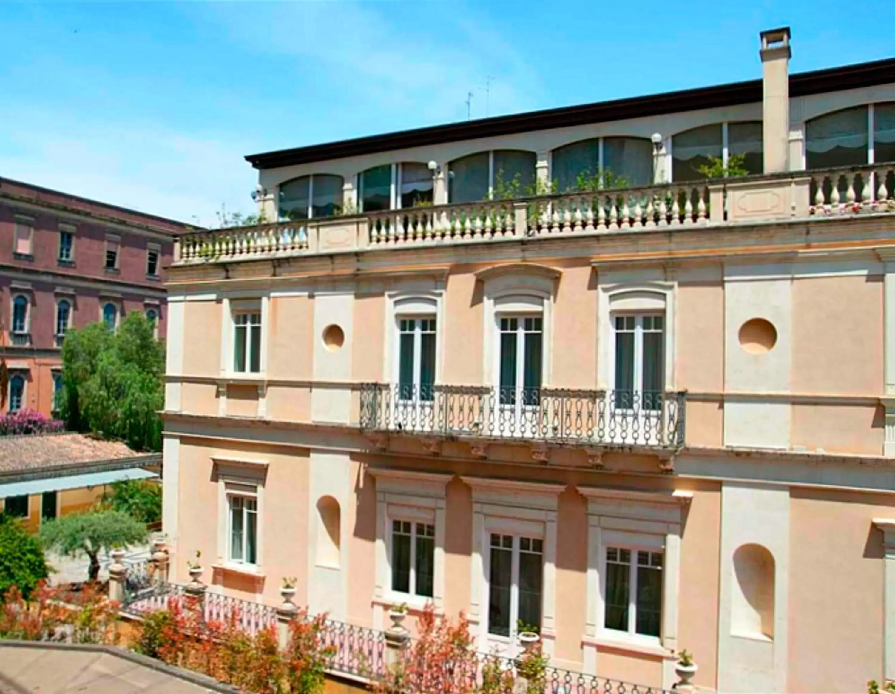 Facade/entrance, Property Building in Hotel Villa del Bosco