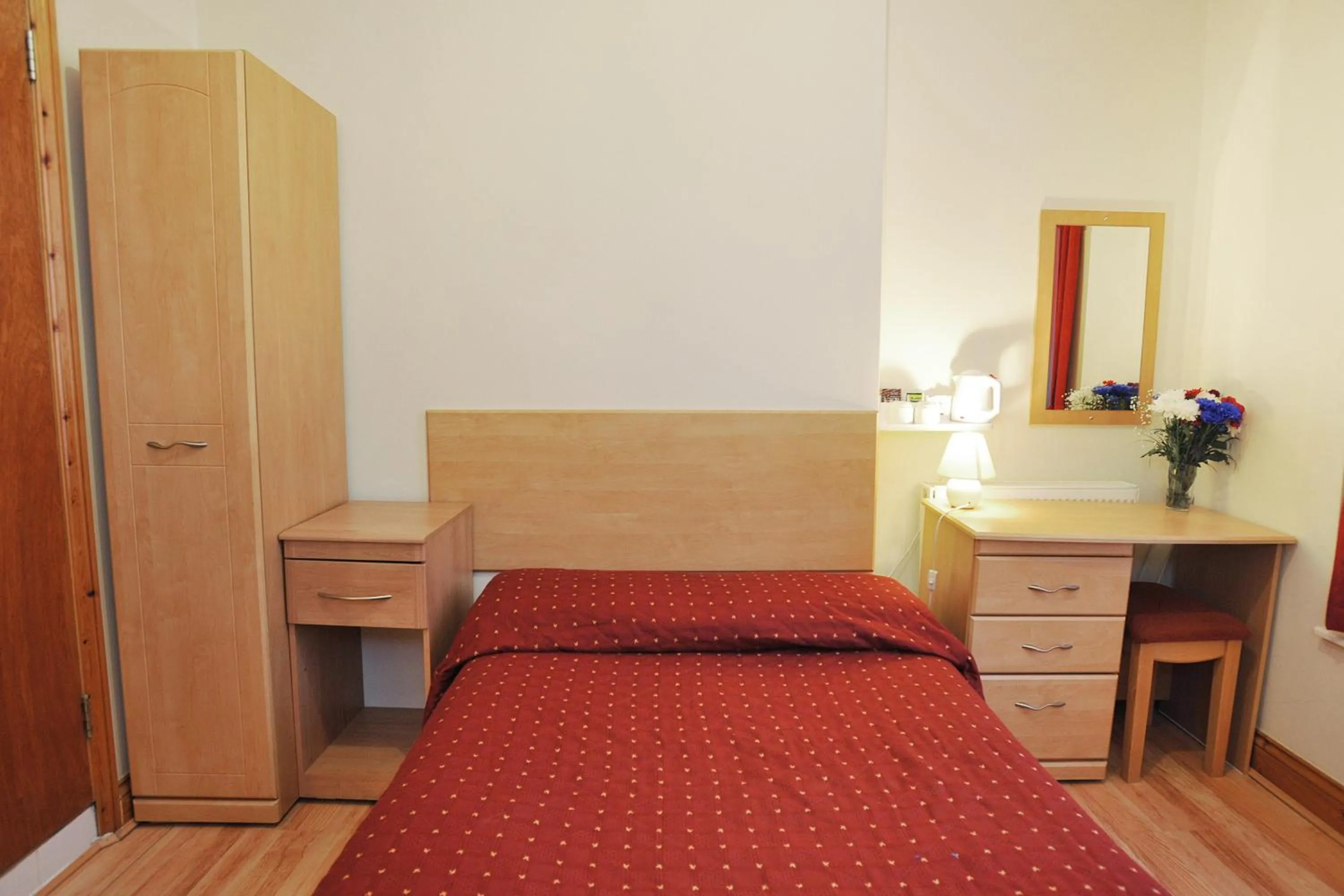 Photo of the whole room, Bed in Elmwood Hotel