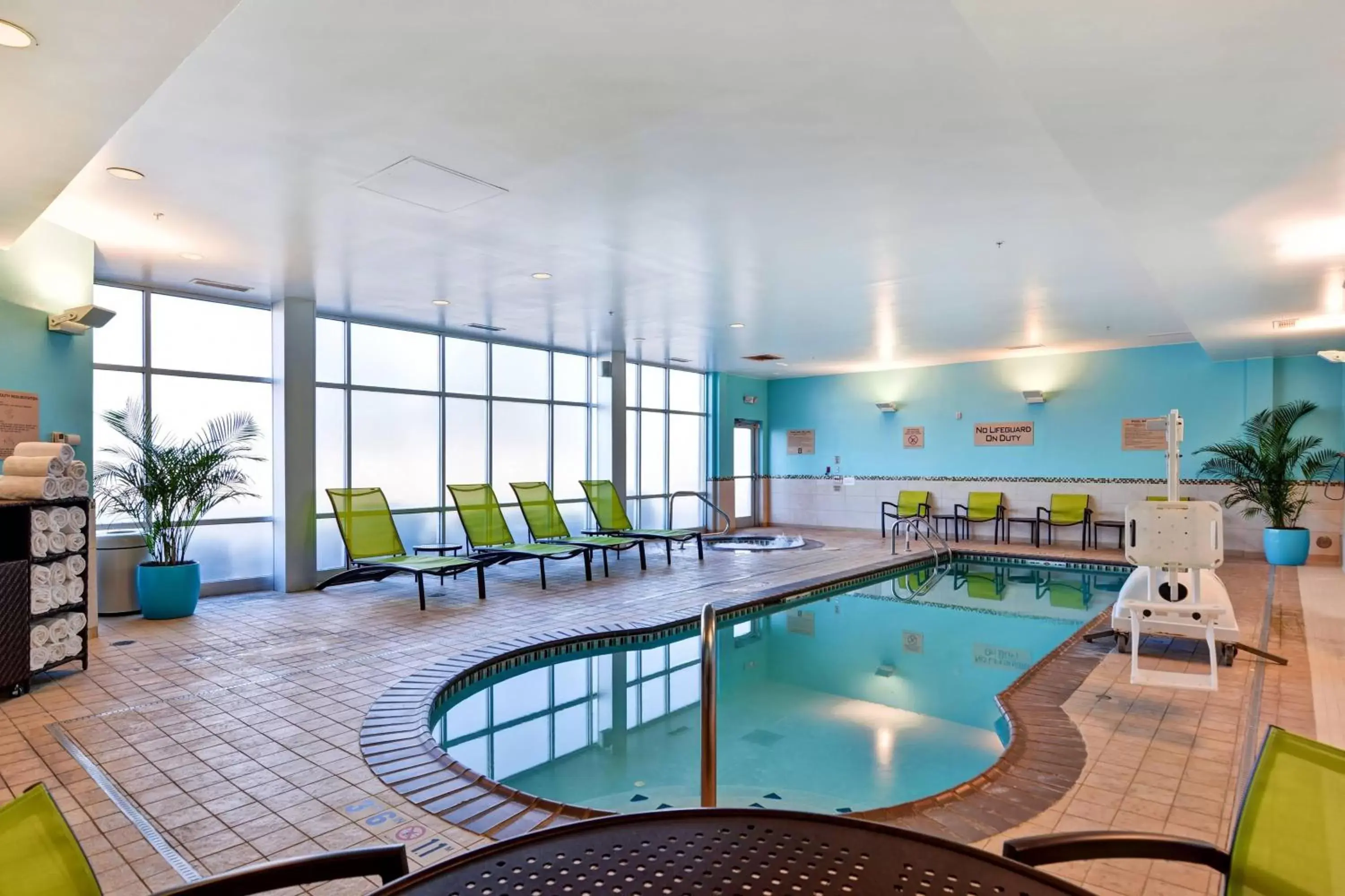 Swimming Pool in SpringHill Suites Denver at Anschutz Medical Campus