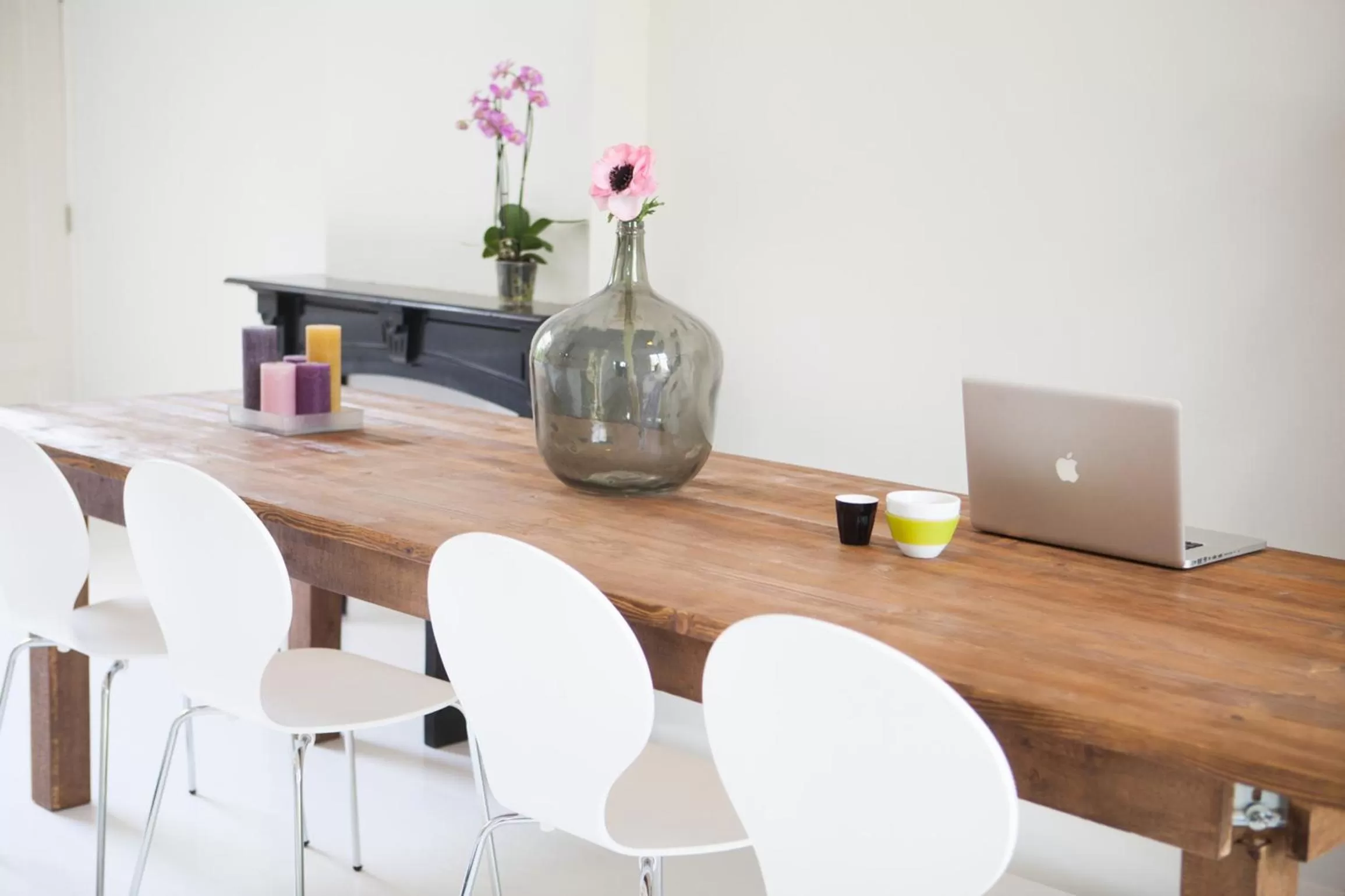 Communal lounge/ TV room in Mokum Suites
