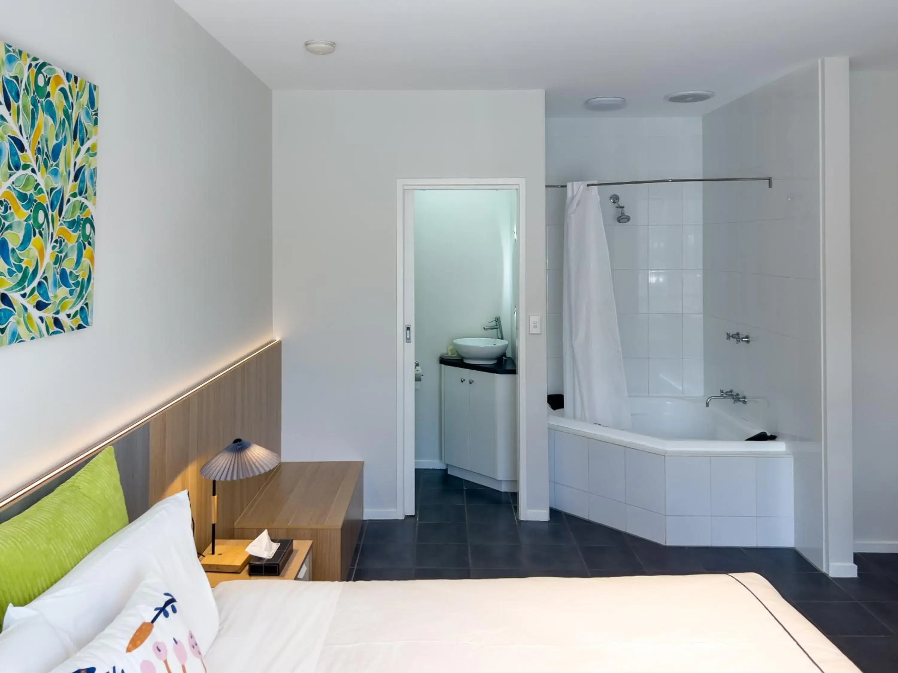 Area and facilities, Bathroom in A1 Motels and Apartments Port Fairy
