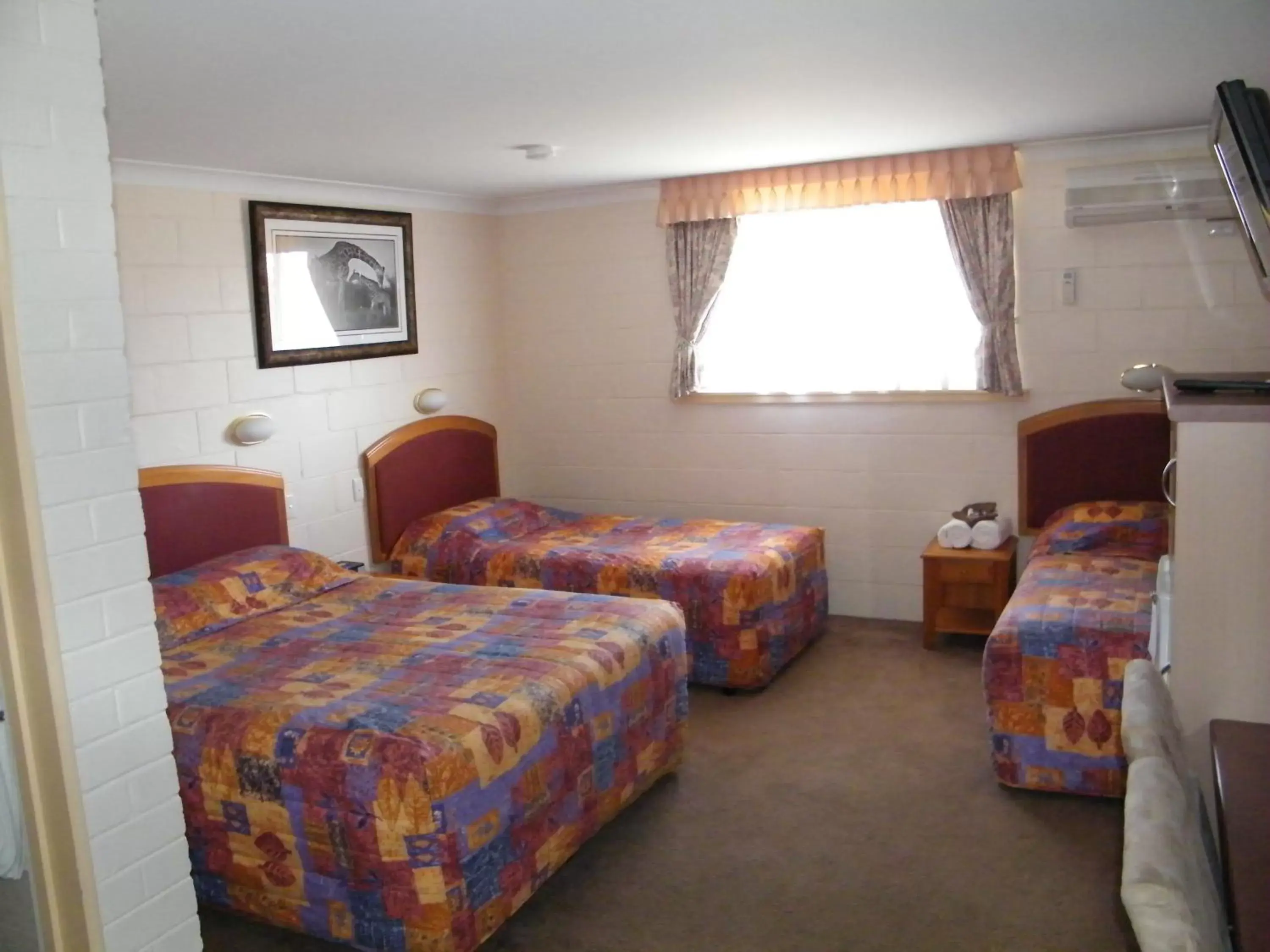 Photo of the whole room, Bed in Clansman Motel