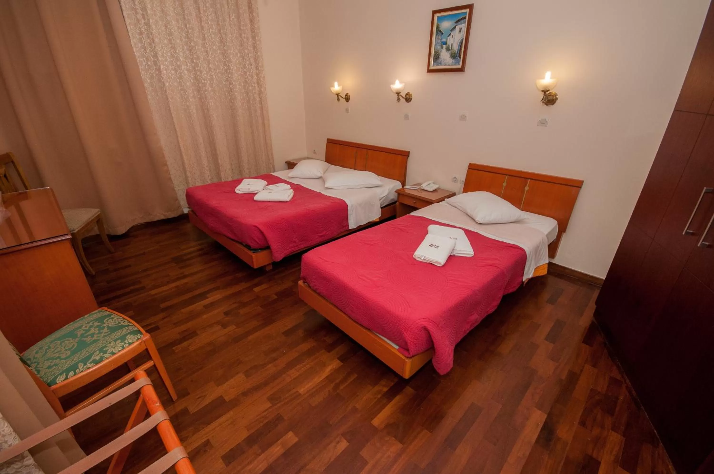 Photo of the whole room, Bed in Cecil Hotel