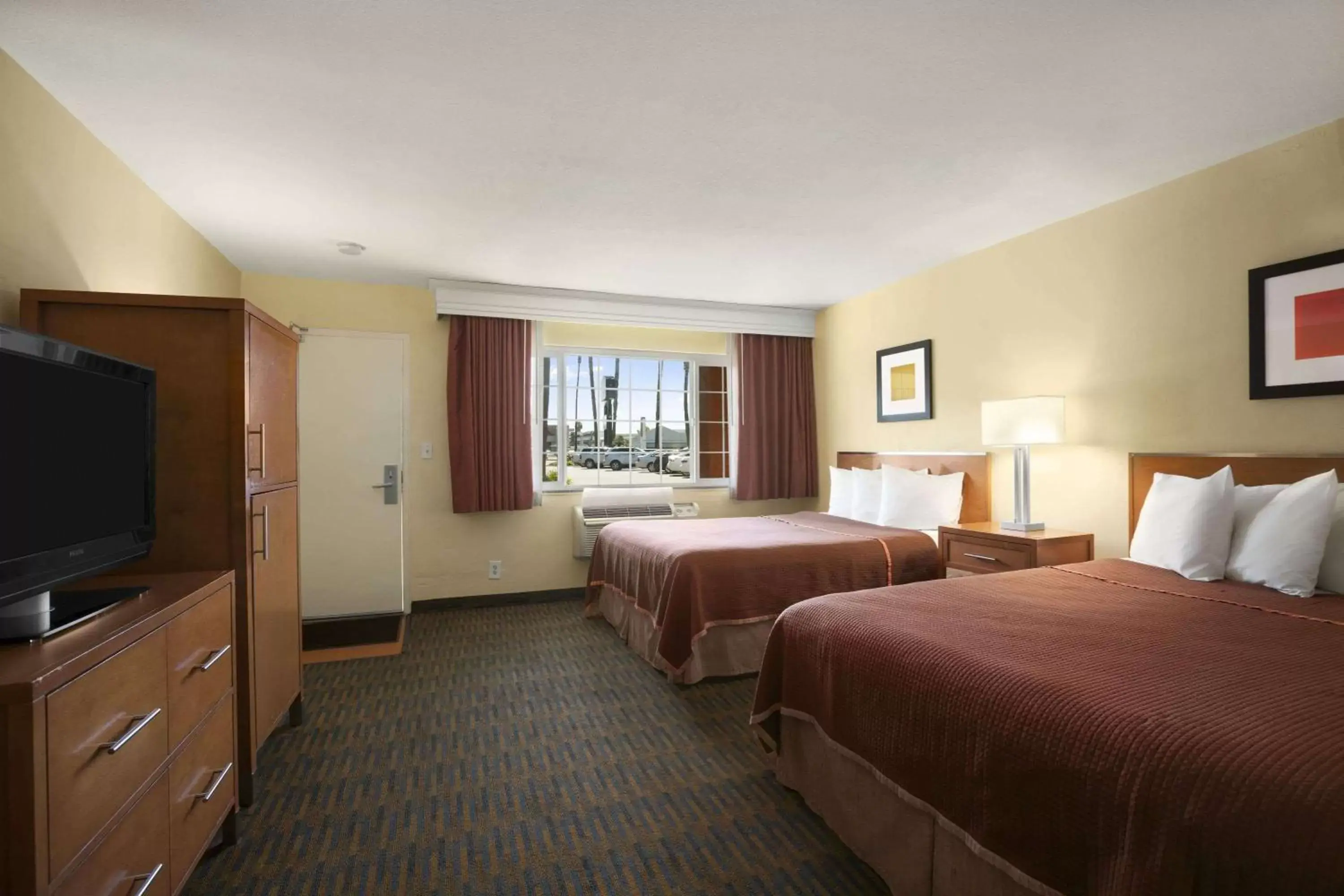 Photo of the whole room in Howard Johnson by Wyndham San Diego Sea World