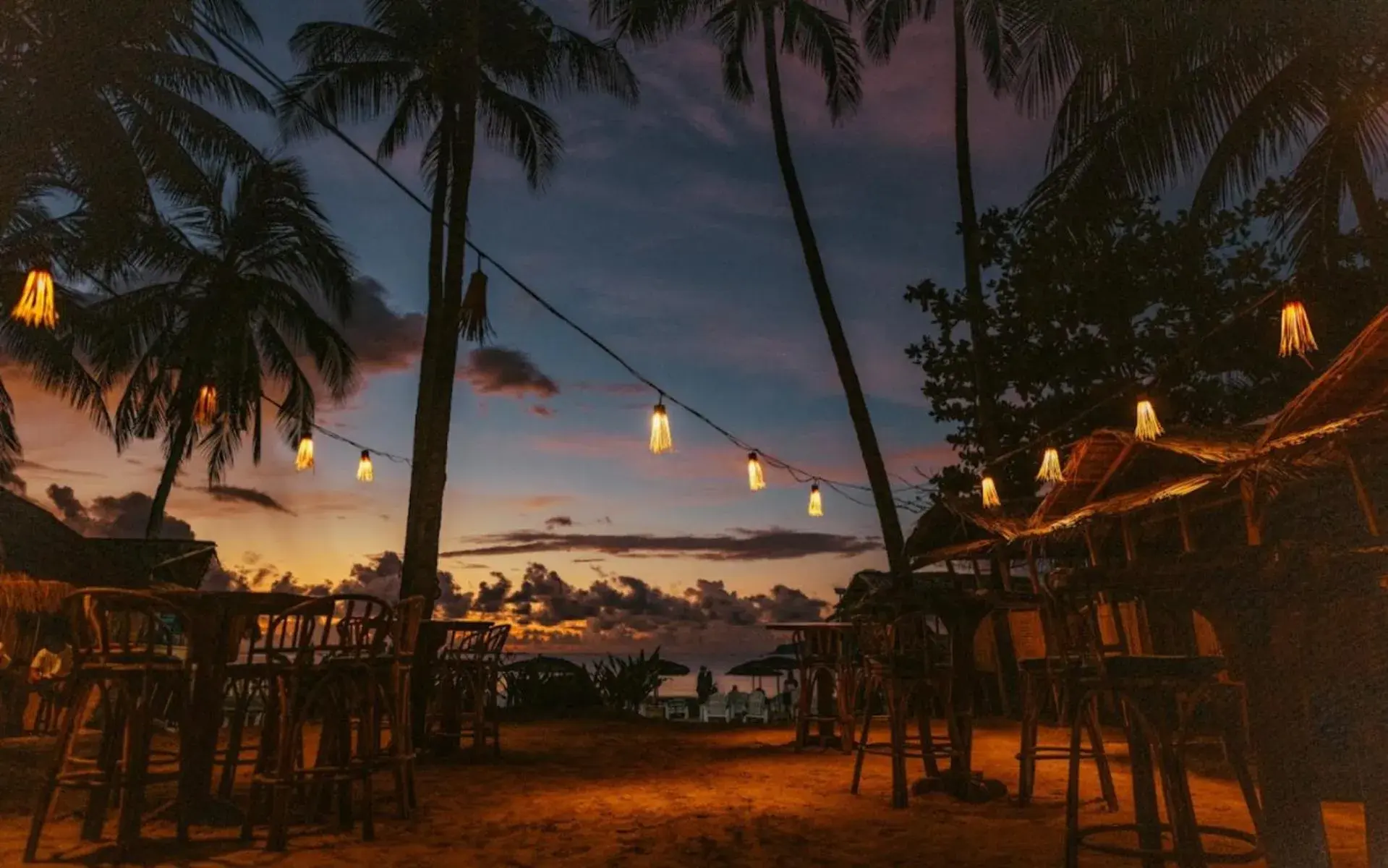 Restaurant/places to eat, Sunrise/Sunset in Mad Monkey Hostel Nacpan Beach