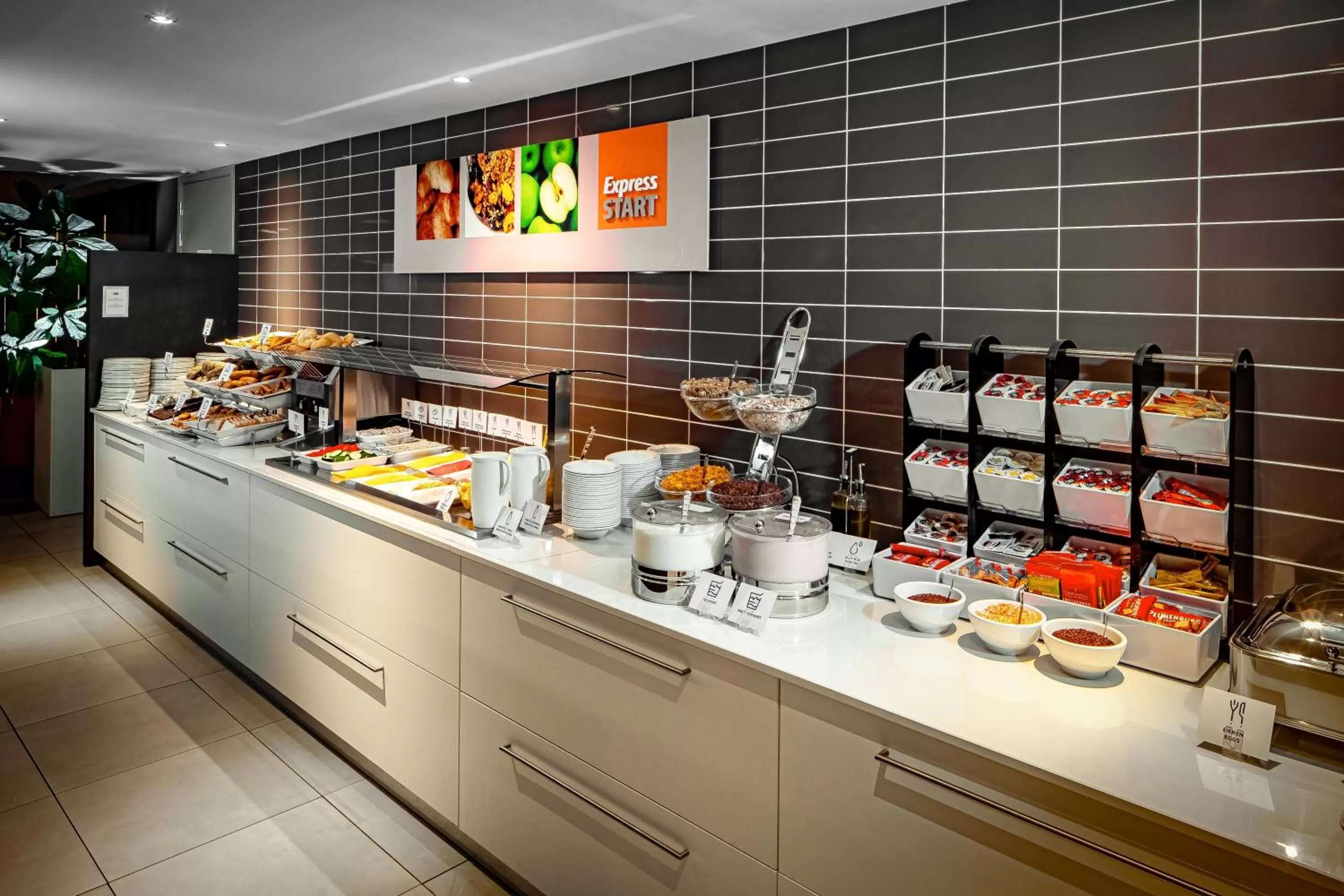 Restaurant/places to eat in Holiday Inn Express The Hague - Parliament by IHG
