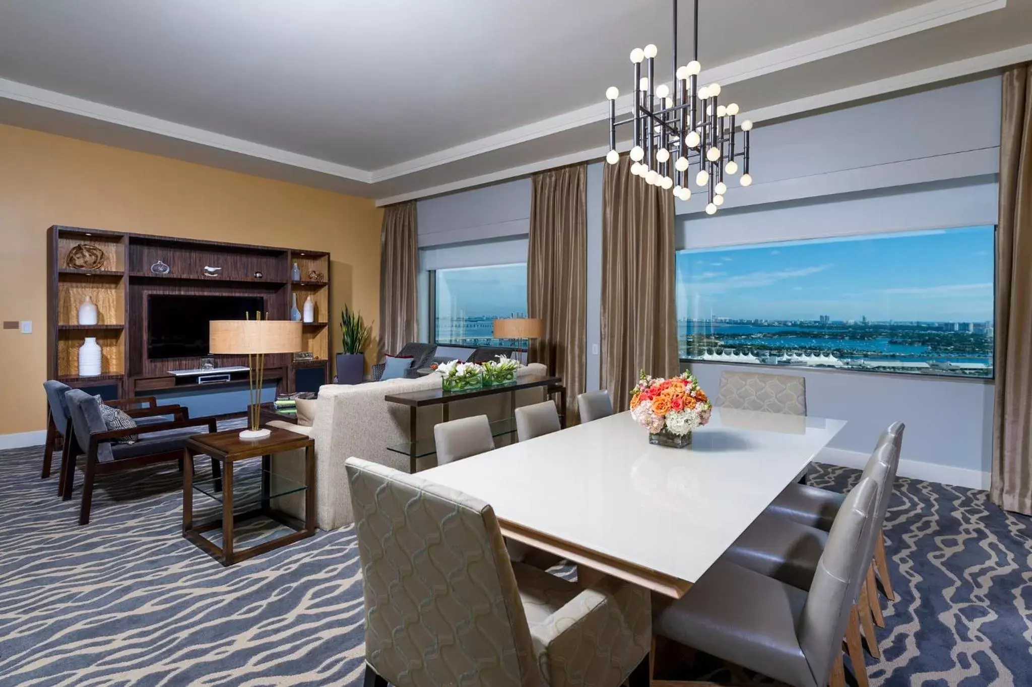 Bedroom, Restaurant/Places to Eat in InterContinental Miami, an IHG Hotel