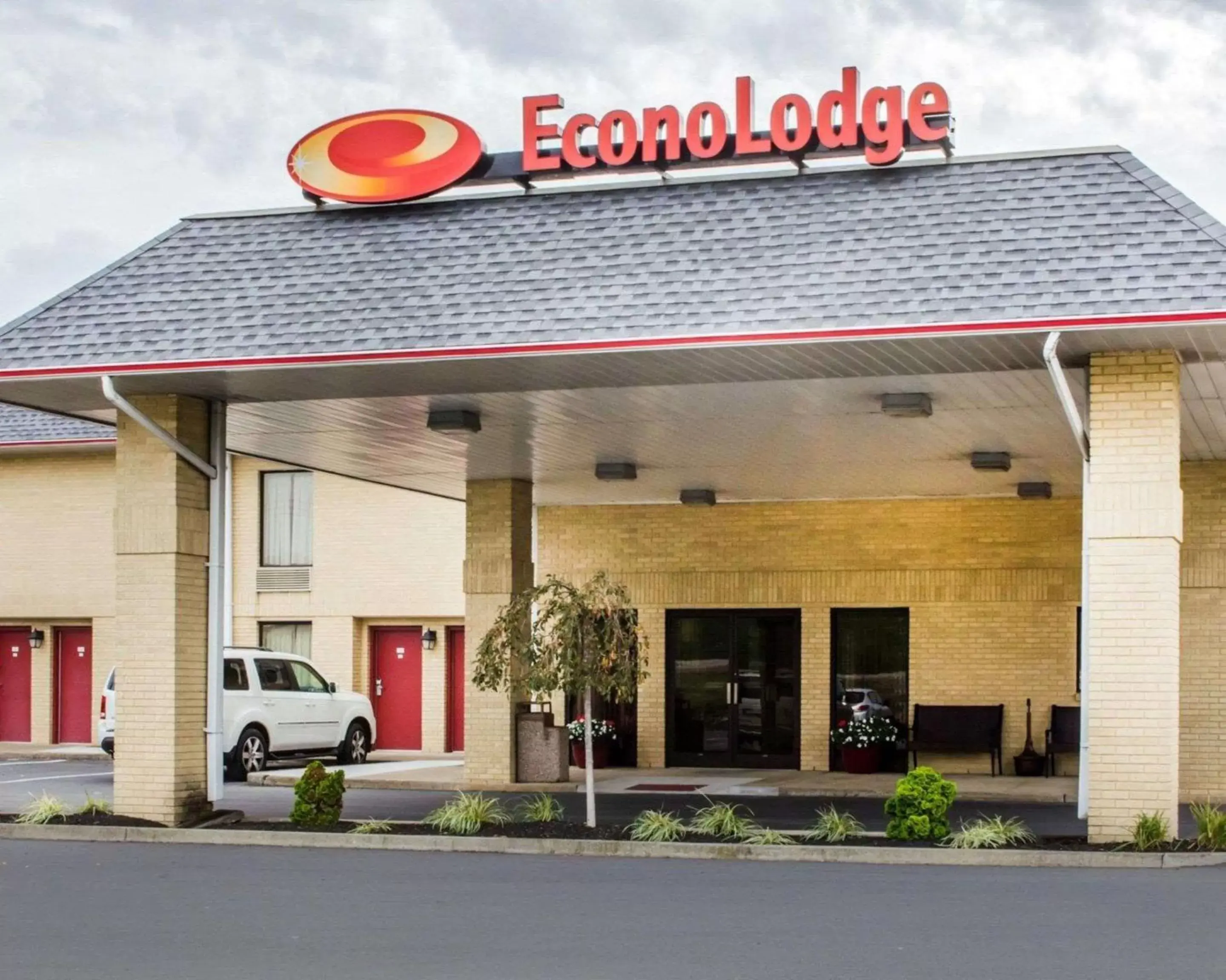 Property Building in Econo Lodge Mifflintown