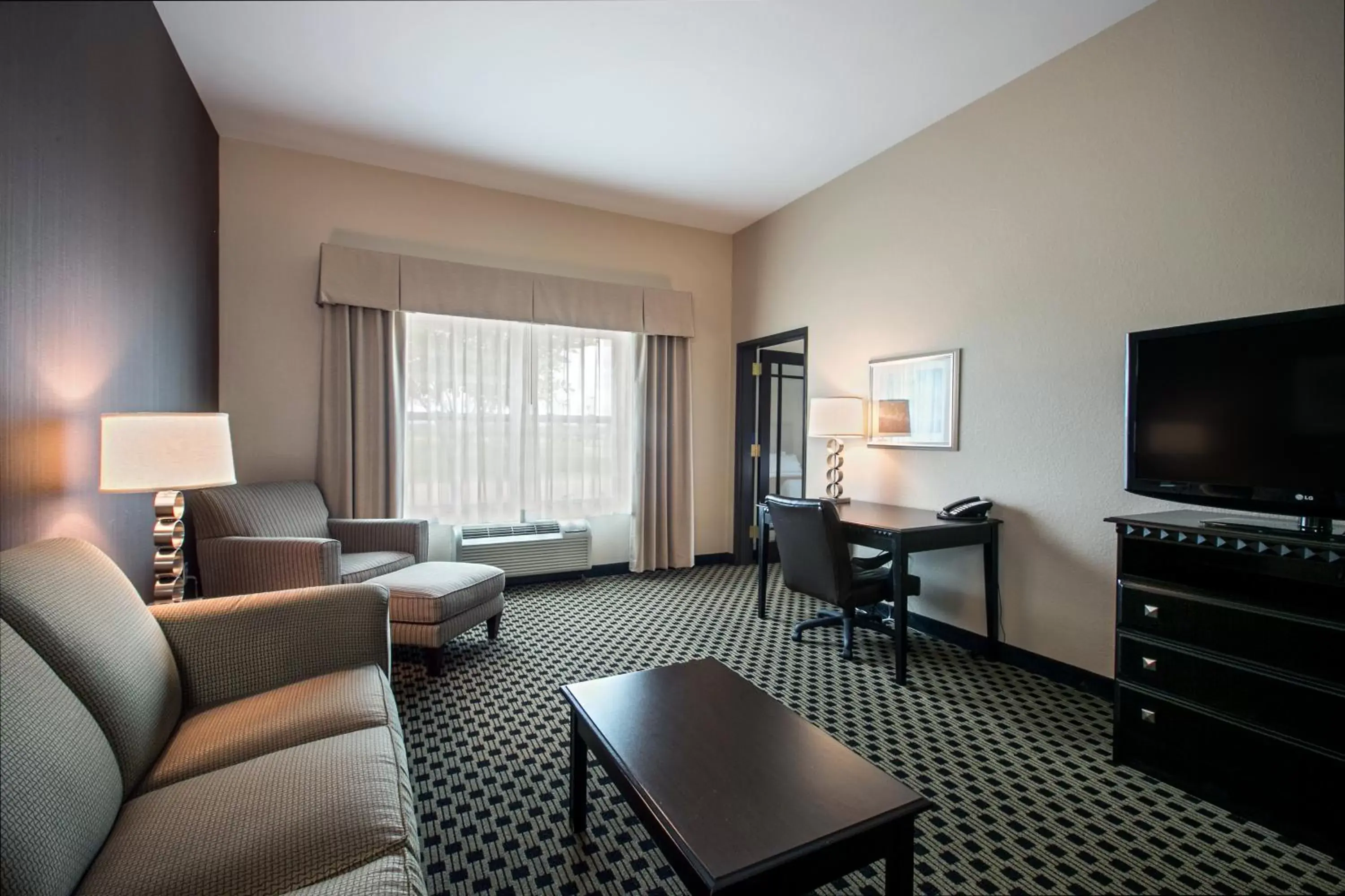 Photo of the whole room, Seating Area in Holiday Inn Express & Suites - Green Bay East, an IHG Hotel