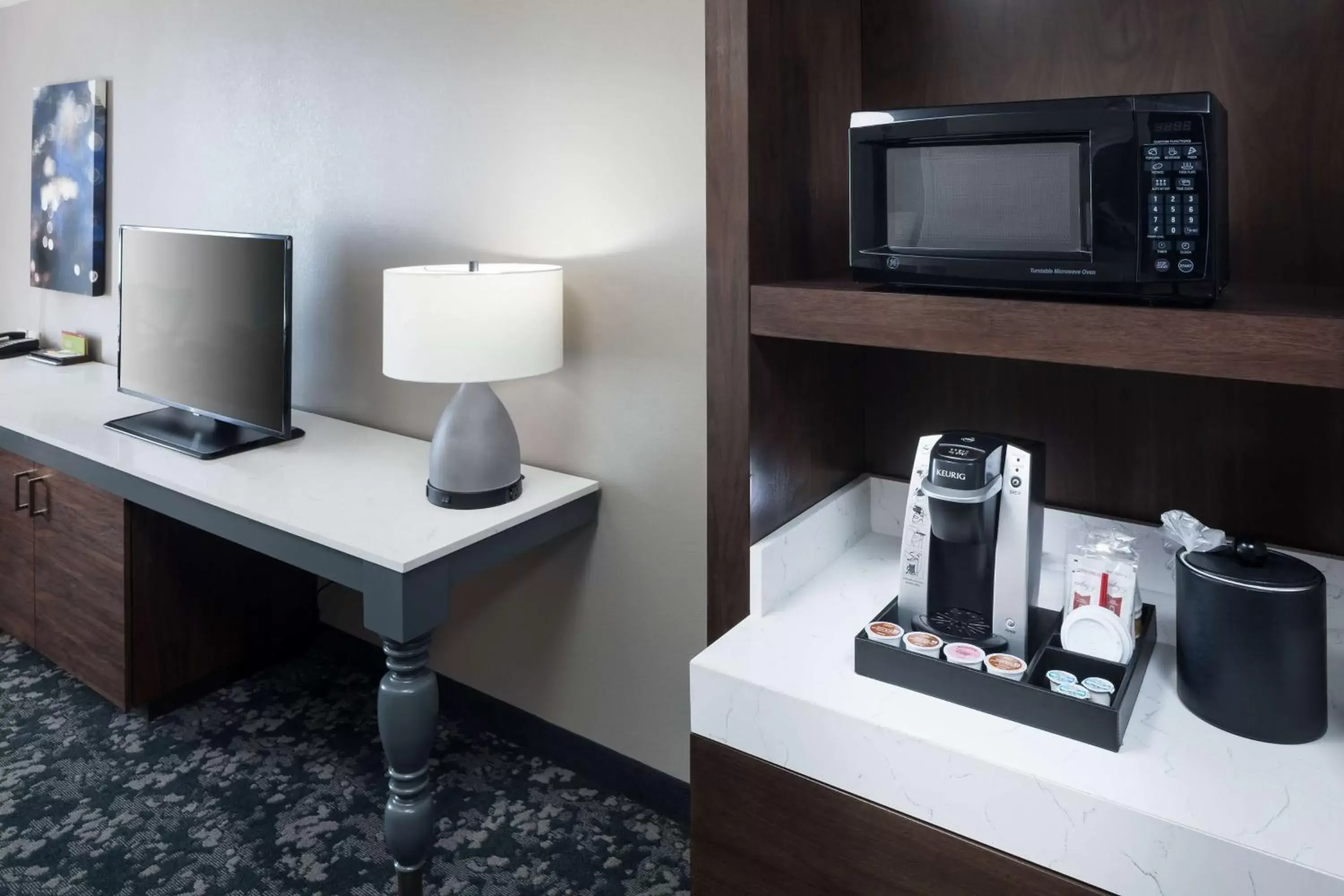 Bed, TV/Entertainment Center in Hilton Garden Inn Nashville Vanderbilt