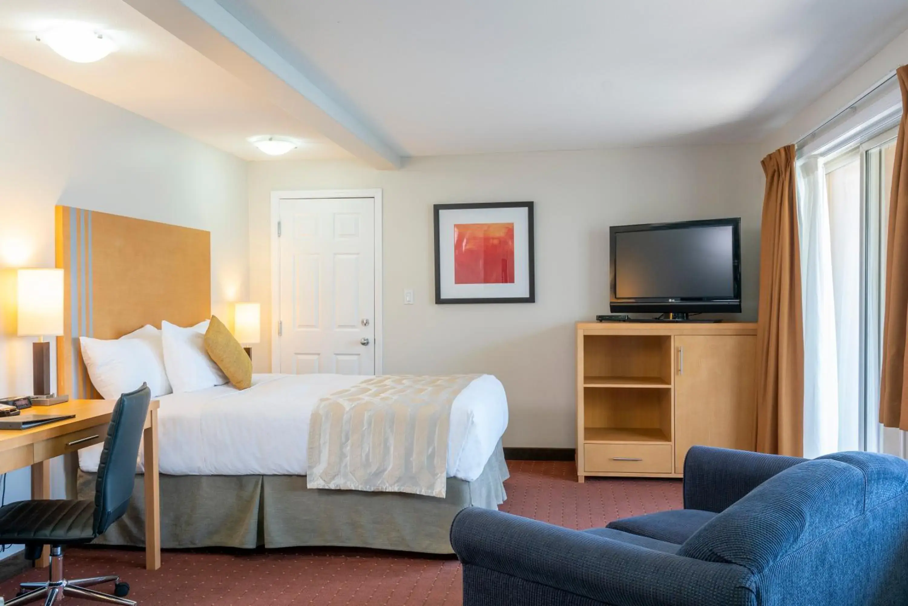 Bed, TV/Entertainment Center in Coast Osoyoos Beach Hotel