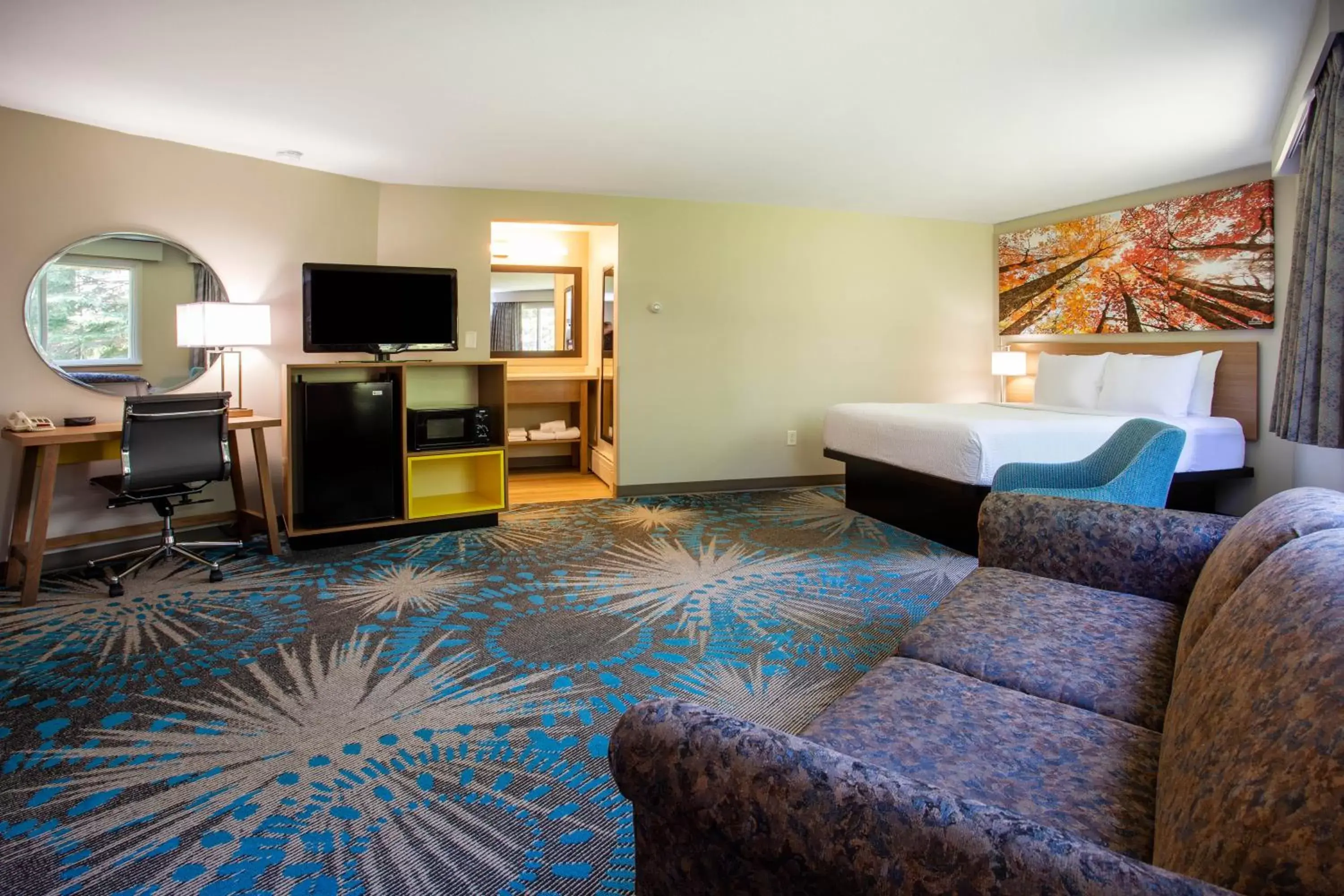 TV and multimedia, Seating Area in Days Inn by Wyndham Marquette