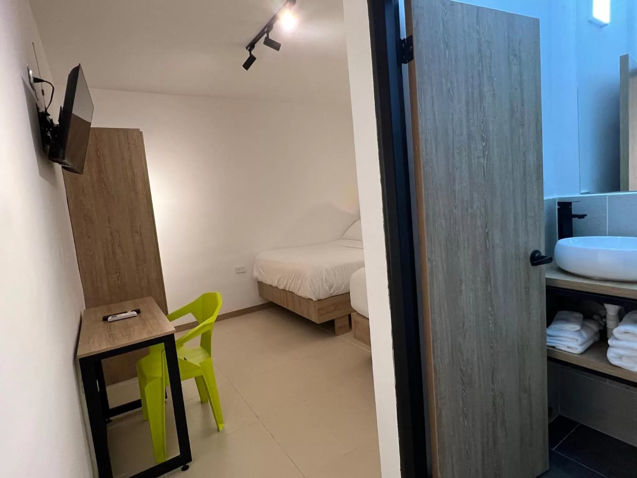 Photo of the whole room, Bed in HOTEL 9.5 SAN FERNANDO