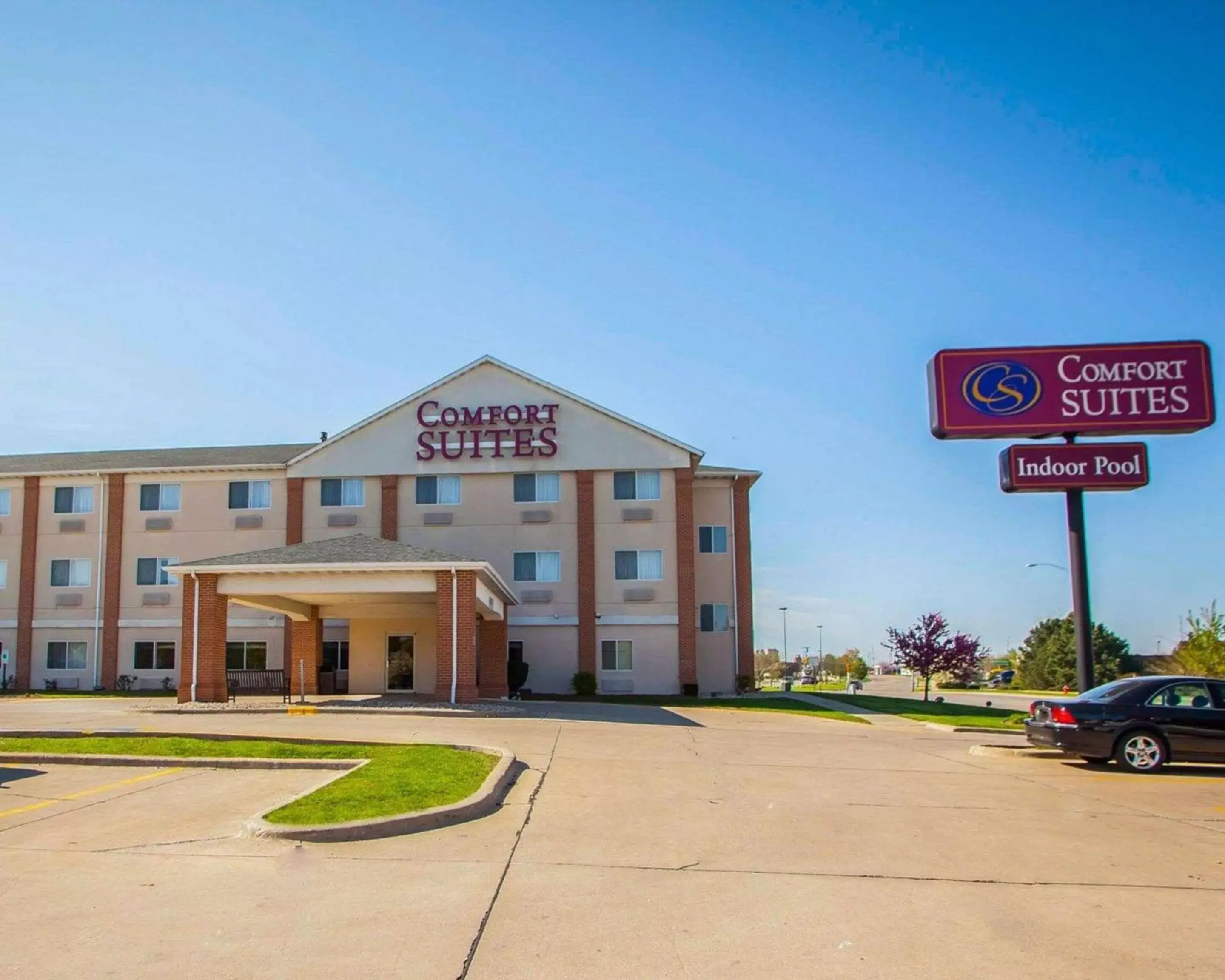 Property building, Property Logo/Sign in Comfort Suites Normal University area