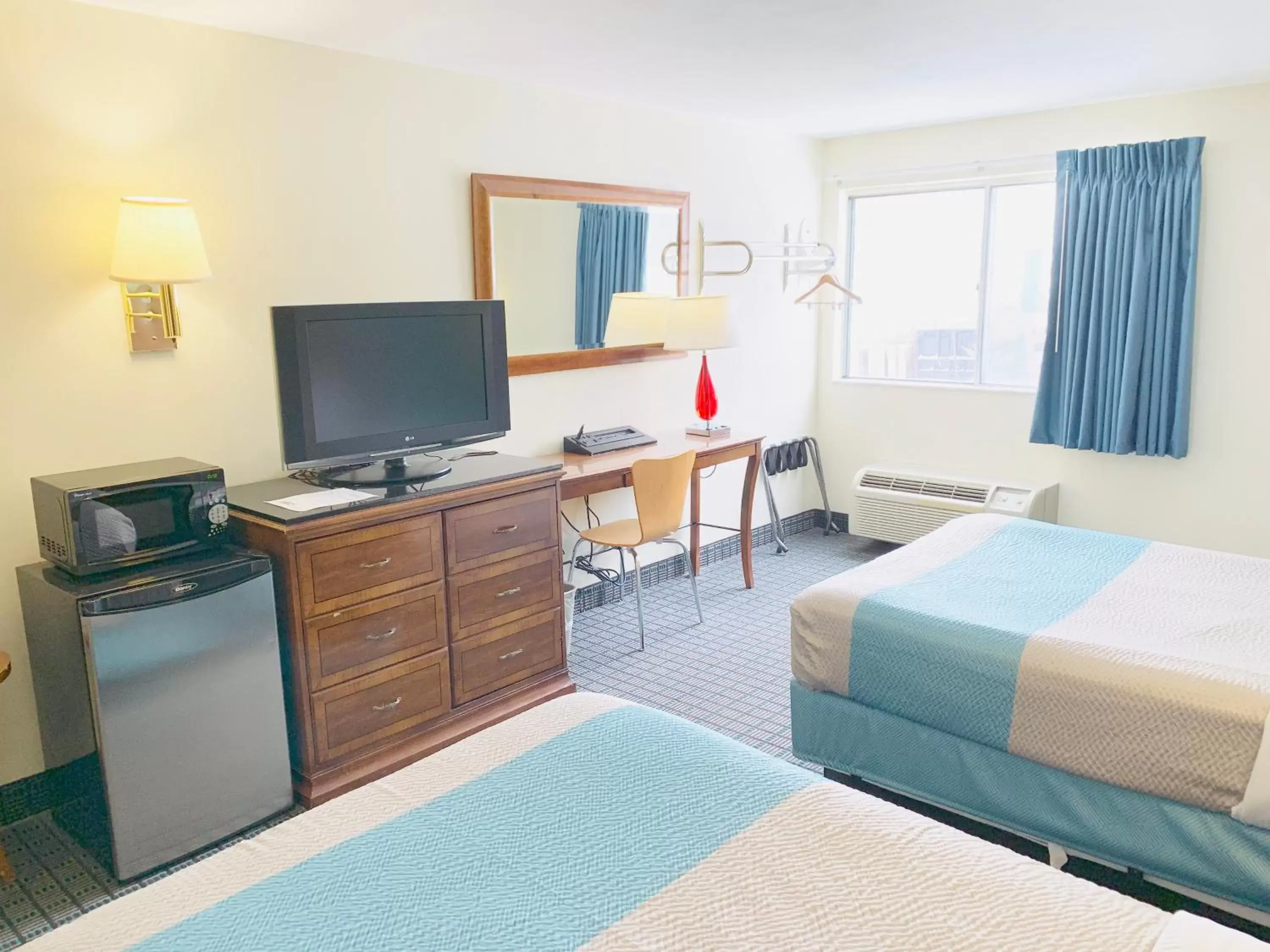 TV and multimedia, TV/Entertainment Center in Motel 6 McGraw, NY - Cortland