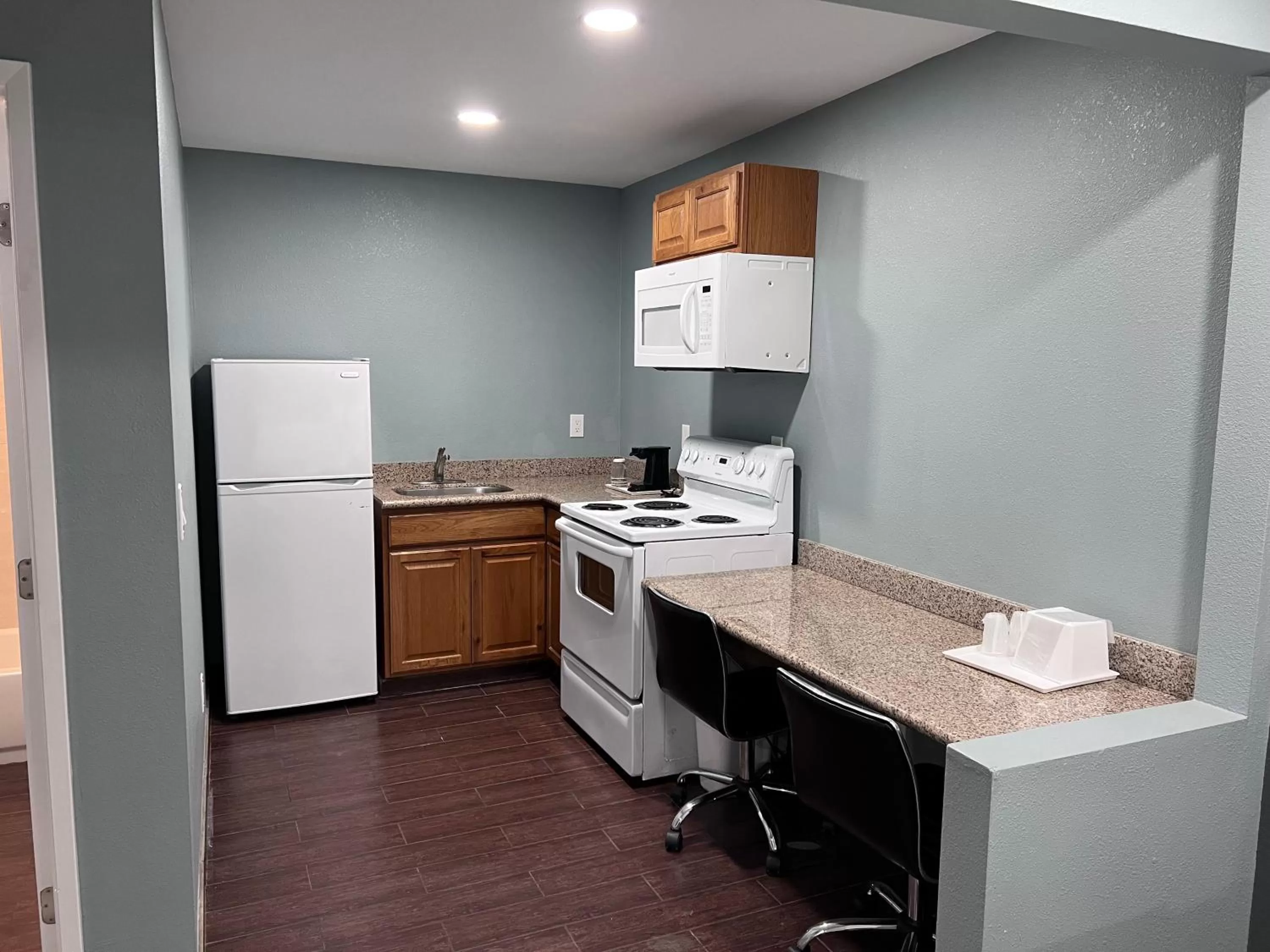 Kitchen or kitchenette in Surf City Inn & Suites