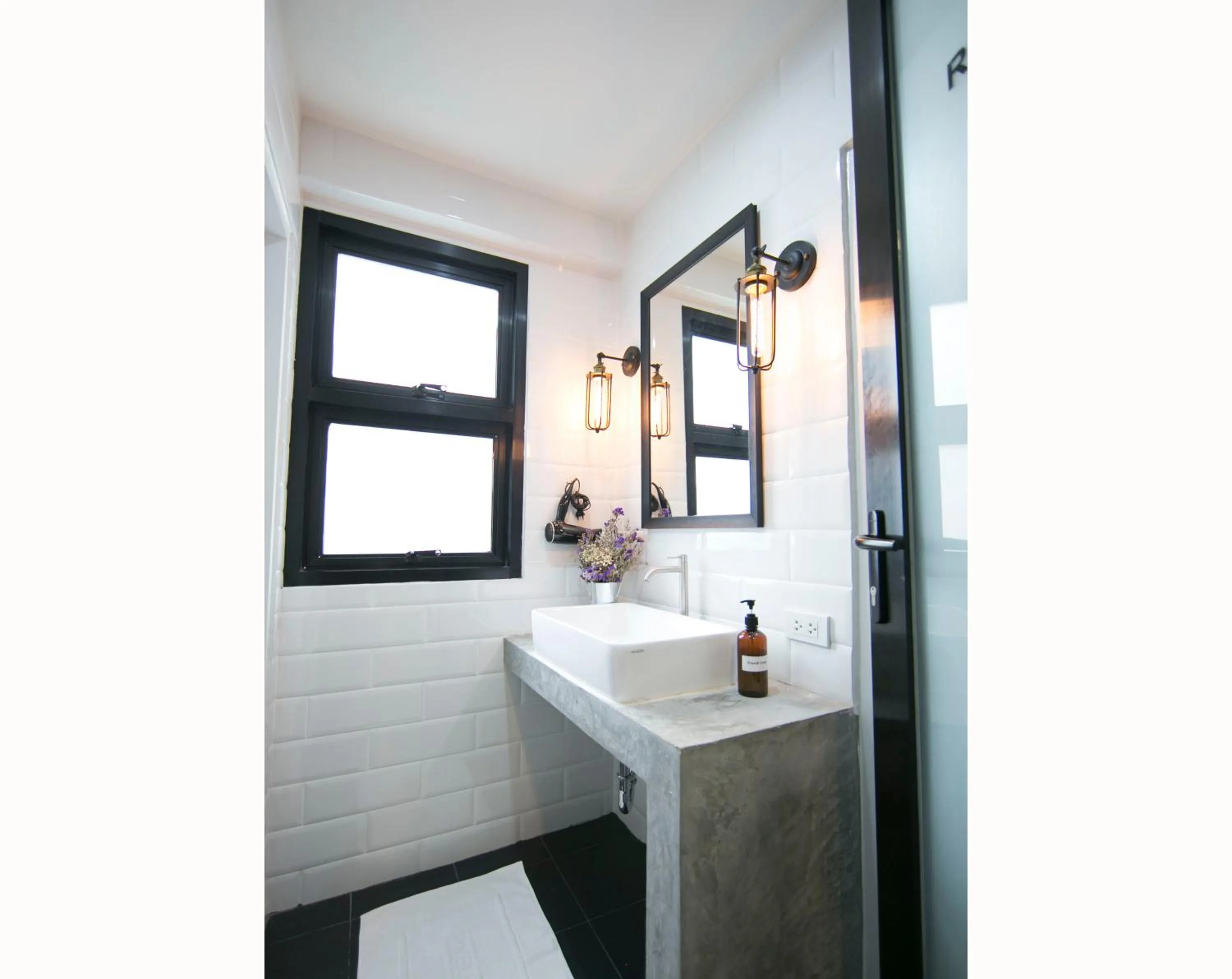 Bathroom in Lamurr Sukhumvit 41