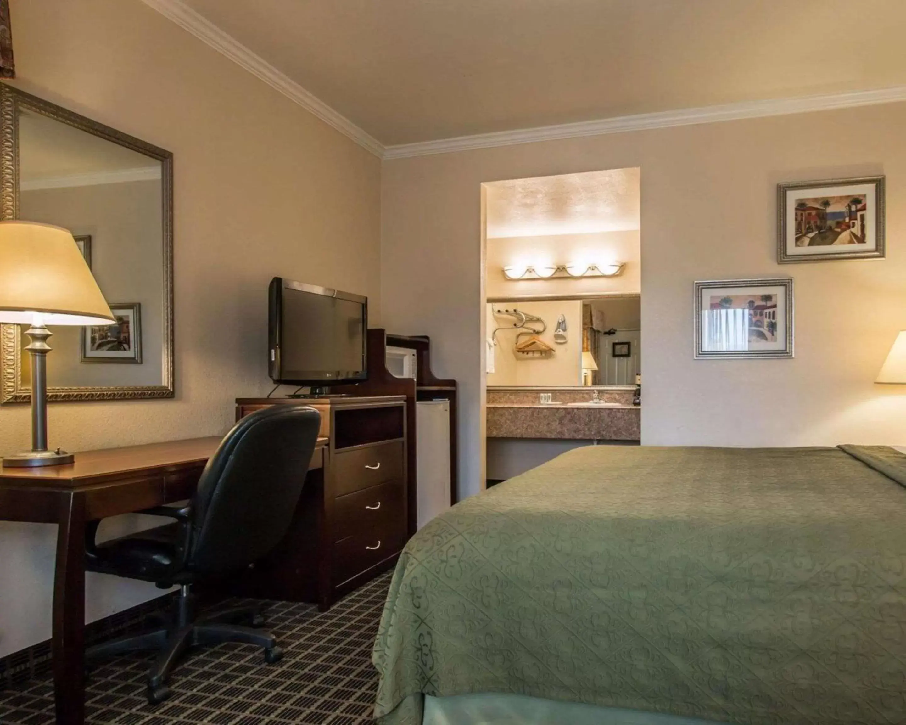 Photo of the whole room, TV/Entertainment Center in Quality Inn Temecula Valley Wine Country
