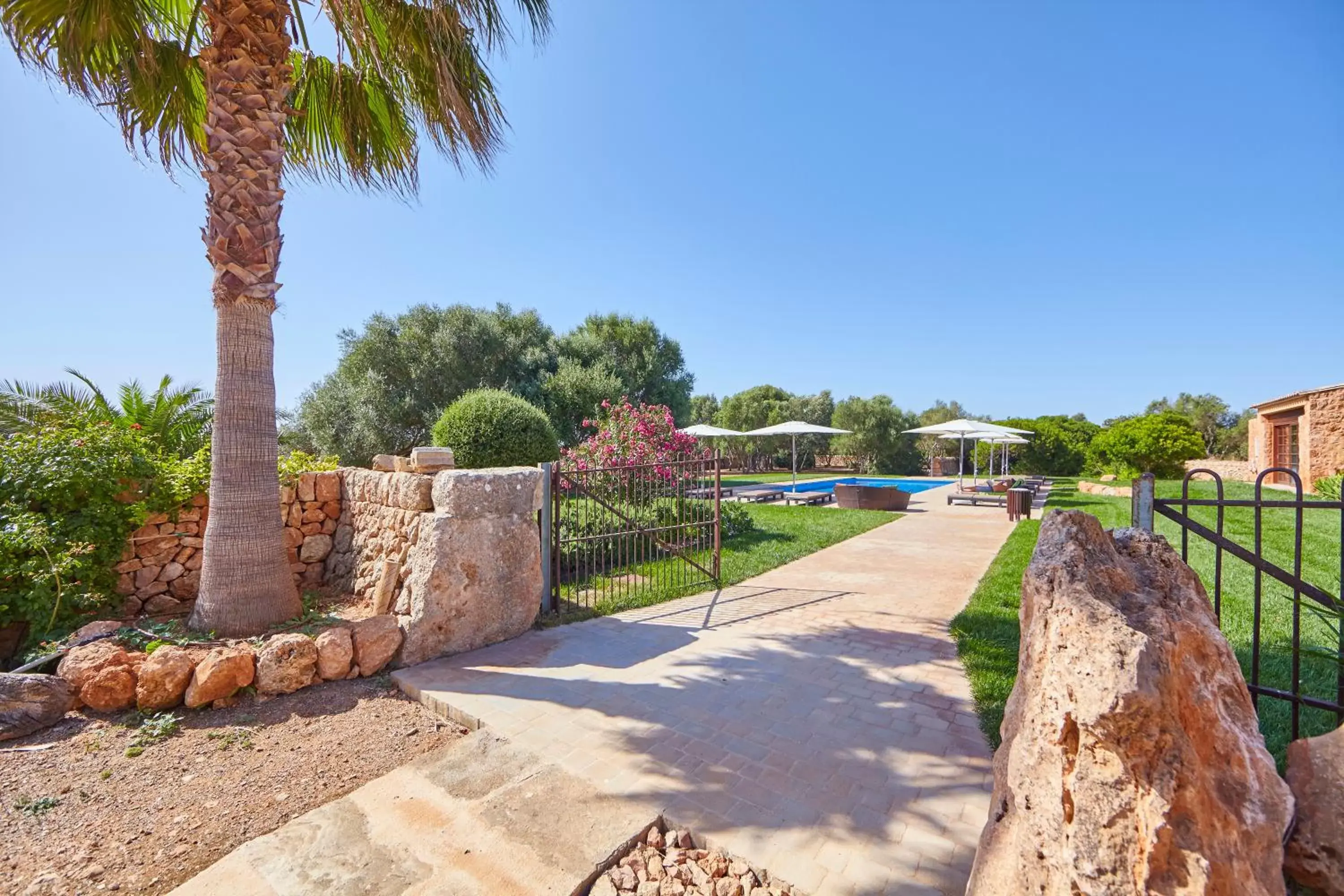 Garden in Bennoc Petit Hotel